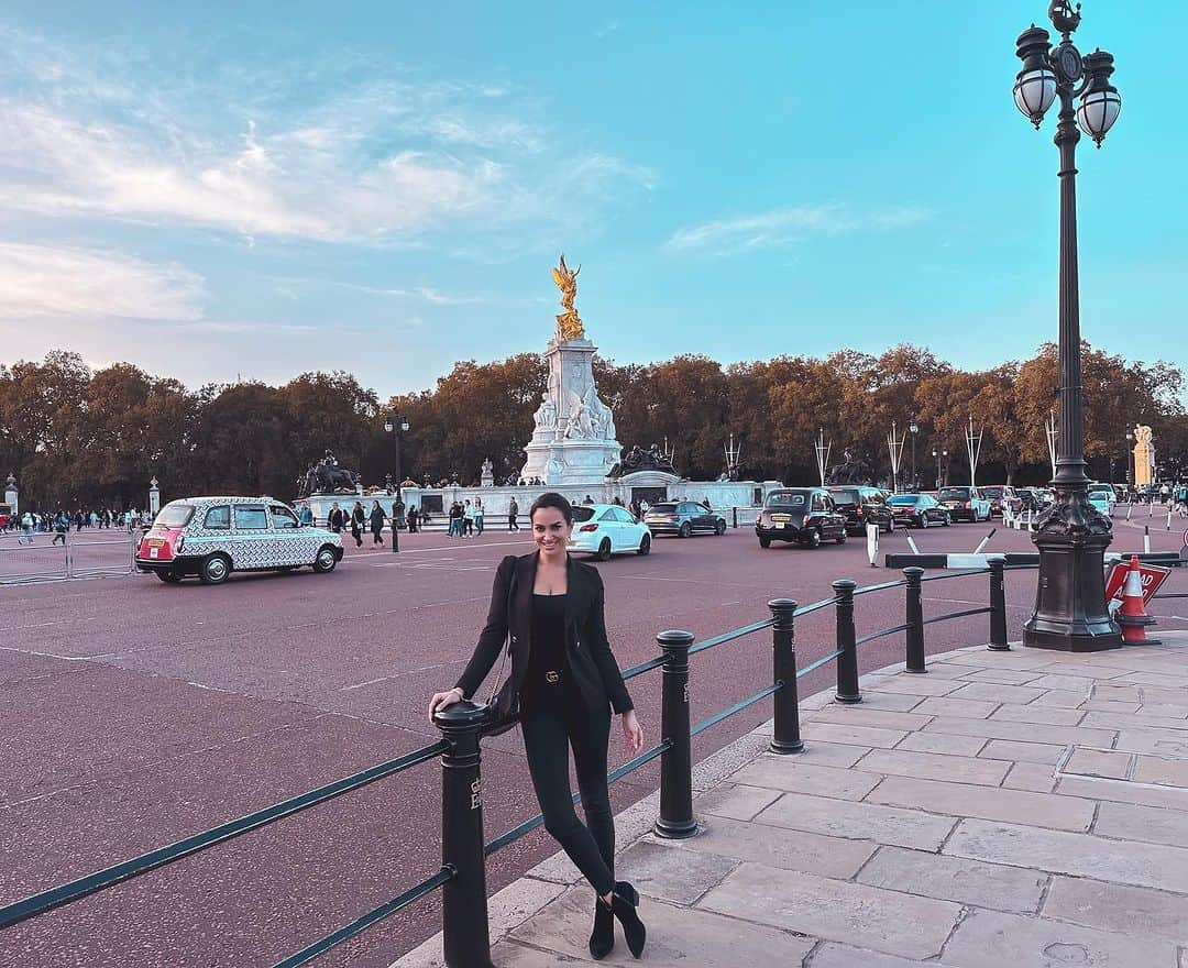 ドナ・フェルドマンのインスタグラム：「#london is certainly my cup of tea」