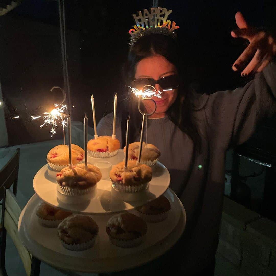 ニコル・ハウゼのインスタグラム：「Birthday weekend @ death match special thanks to cupcake maker @buffymilner 🧁」