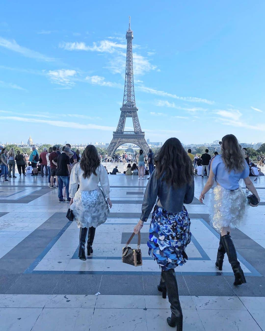 マラ・ロザックのインスタグラム：「Oui oui x 3 🇫🇷 @haimtheband styled by RŌZ founder @mararoszak for the Louis Vuitton show yesterday.   HAIM first prepped hair with Foundation Shampoo and Conditioner.  To style, Mara added Milk to damp hair mixed with a pump of Santa Lucia, then followed with a rough dry to bring out their natural wave. Once dry she used a 1 1/2” barrel iron, refining their gorgeous natural wave pattern.」