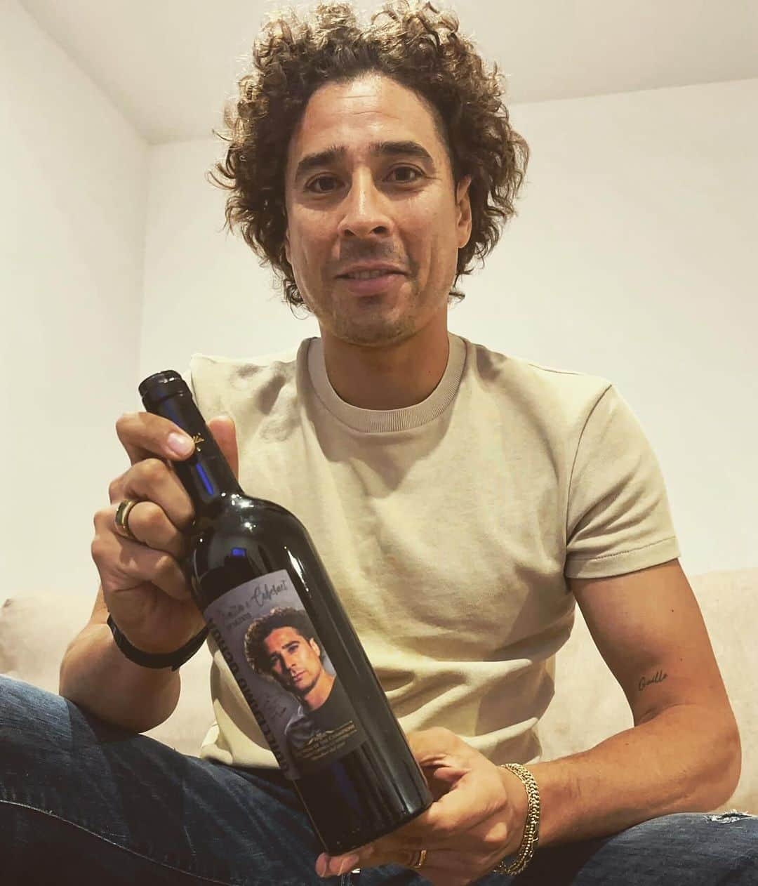 ギジェルモ・オチョアさんのインスタグラム写真 - (ギジェルモ・オチョアInstagram)「Hola a todos los amantes del vino y del fútbol.  ¿Ya has probado mi vino?  Aprovecho para recordarles que desde hoy y hasta el próximo jueves podrán hacerlo en ProWine South America en Brasil. @prowinesaopaulo   La feria se realiza en el Expo Center Norte de São Paulo.  Además, quien quiera probarlo en Estados Unidos puede contactar con @thewineofthechampionsusa .  Aprovecho para decirles que mi vino aún no está disponible en México, estamos buscando un importador en mi querido país.  Si eres importador mexicano puedes contactar a @fabio_cordella directamente para todos los detalles. .  No Memo no Party 🎉  . . . . . #thewineofthechampions #fabiocordella #proweinsaopaulo #prowinesaopaulo #wine #mexico #florida #mexicocity #salento #salerno #italia #uva #berebene #vinobuono」10月4日 4時45分 - yosoy8a