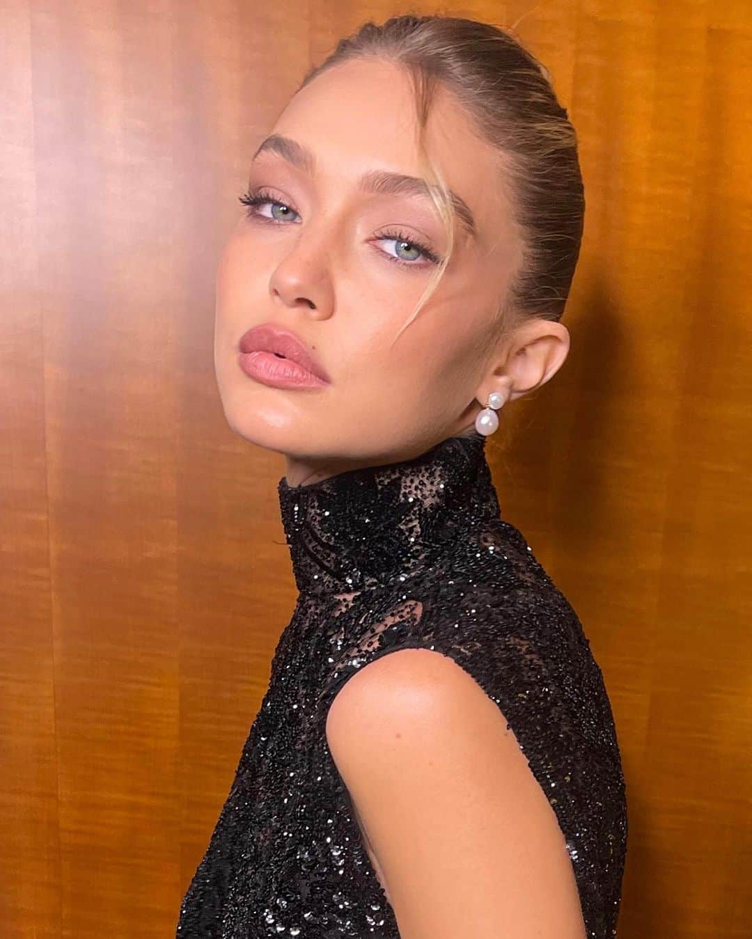 Carolina Gonzalezのインスタグラム：「⚜️G H⚜️ Last night in Paris @gigihadid @miumiu  Stylist @mimicuttrell  Hair @dimitrishair  #Makeupbyme @cgonzalezbeauty  #CGonzalezBeauty」