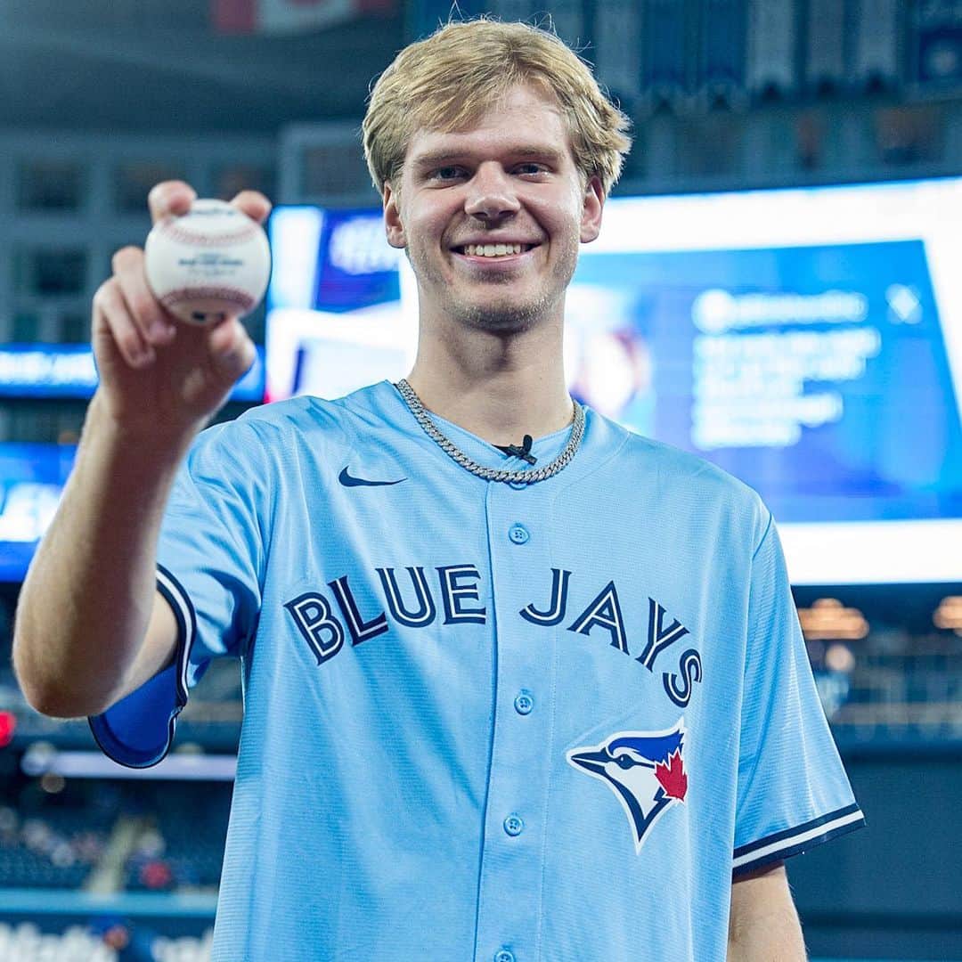 トロント・ブルージェイズのインスタグラム：「Wishing our boys the best of luck in the postseason @bluejays 🔥」