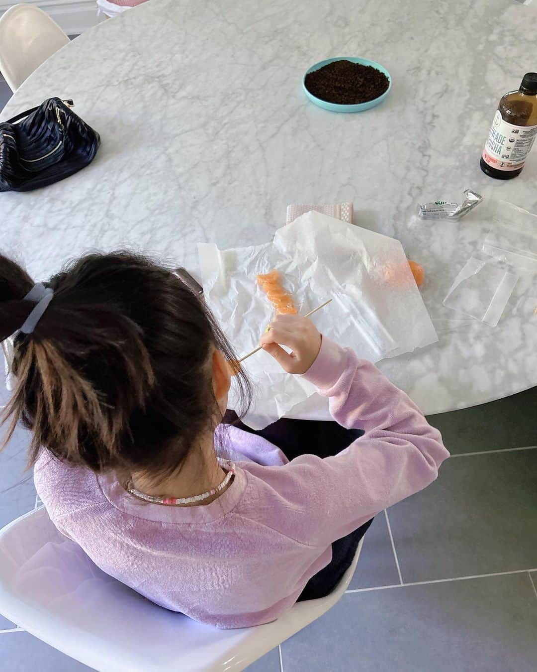 ソン・テヨンさんのインスタグラム写真 - (ソン・テヨンInstagram)「맛있어????!!!  못 만들게 했더니  자기도 자기 인생이 있다며...... 무슨 말이니?? 결국 ㅎㅎㅎ 탕후루에 인생 건 어린이👧」10月4日 5時10分 - sontaeyoung_official