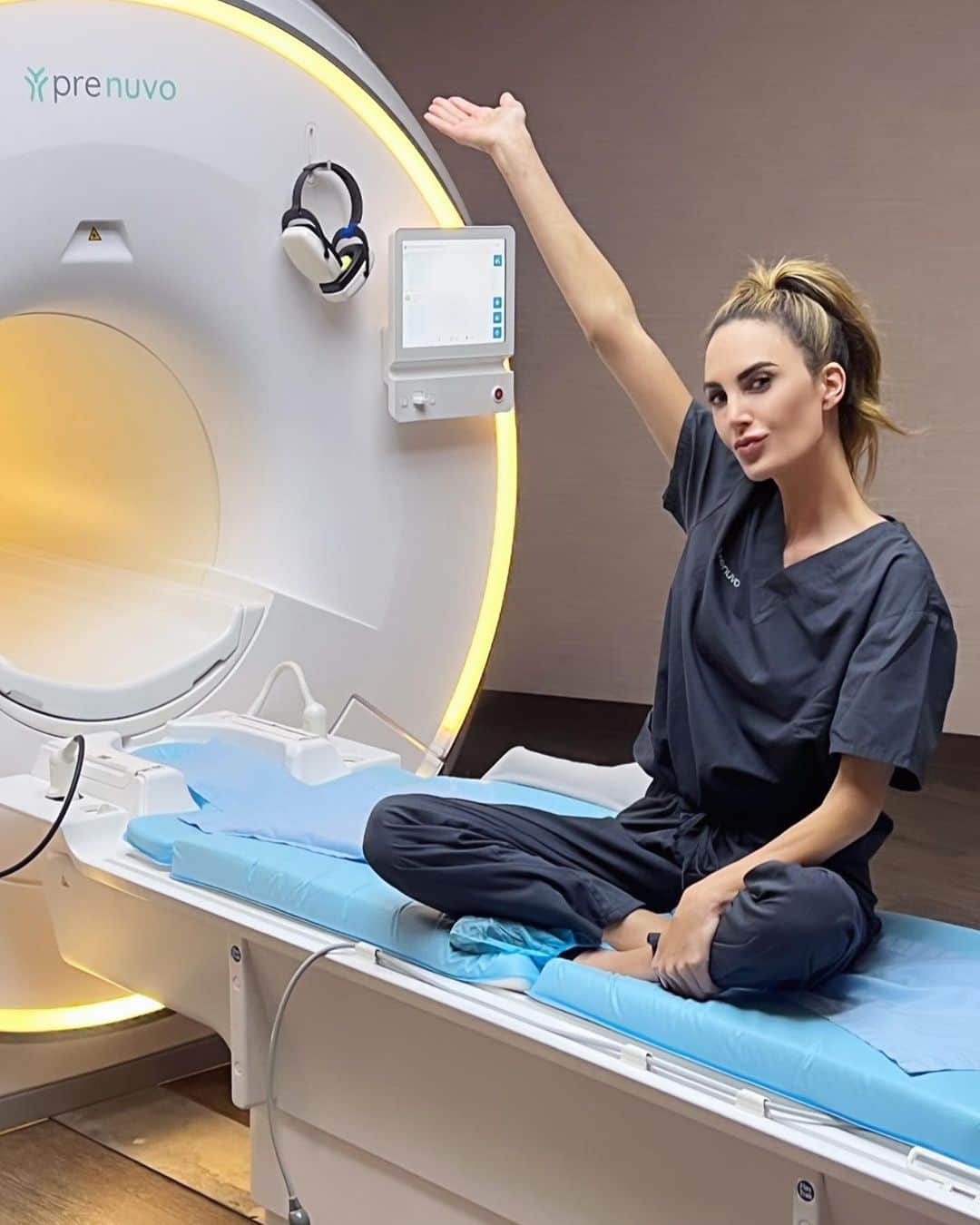 Elizabeth Chambers Hammerのインスタグラム：「@prenuvo for peace of mind. When it comes to health, I want answers and I’ll always do the deep dive. Prenuvo uses advanced MRI to perform a full body scan to detect solid cancerous tumors at stage 1 and around 500 other conditions (including aneurysms, spine herniations, fatty liver disease). The process doesn’t use radiation or contrast and gives potentially life-saving insights to 1/20 people—AND many of these findings occur in asymptomatic patients. I’ve recommended this to so many friends as gifts to themselves and to loved ones and I’ve been obsessed with Prenuvo for over a year and a half (more on that in stories). Love you guys and want us all to be healthy, informed, and here for a very long time. Sched now and make you, your family, and your health a priority❤️ promo code in bio, stories and here—www.prenuvo.com/ELIZABETH.」