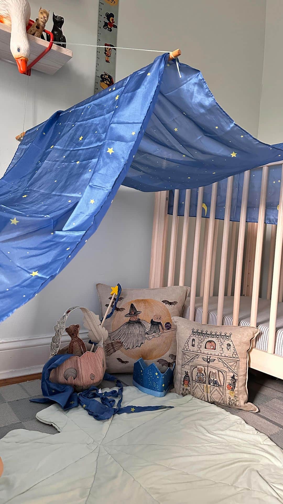 コーラル アンド タスクのインスタグラム：「We are building forts with @sarahssilks ! ⭐️ Check out our special giveaway with Sarah’s Silks on our feed! Giveaway ends Oct. 5th! #coralandtusk #sarahssilks」