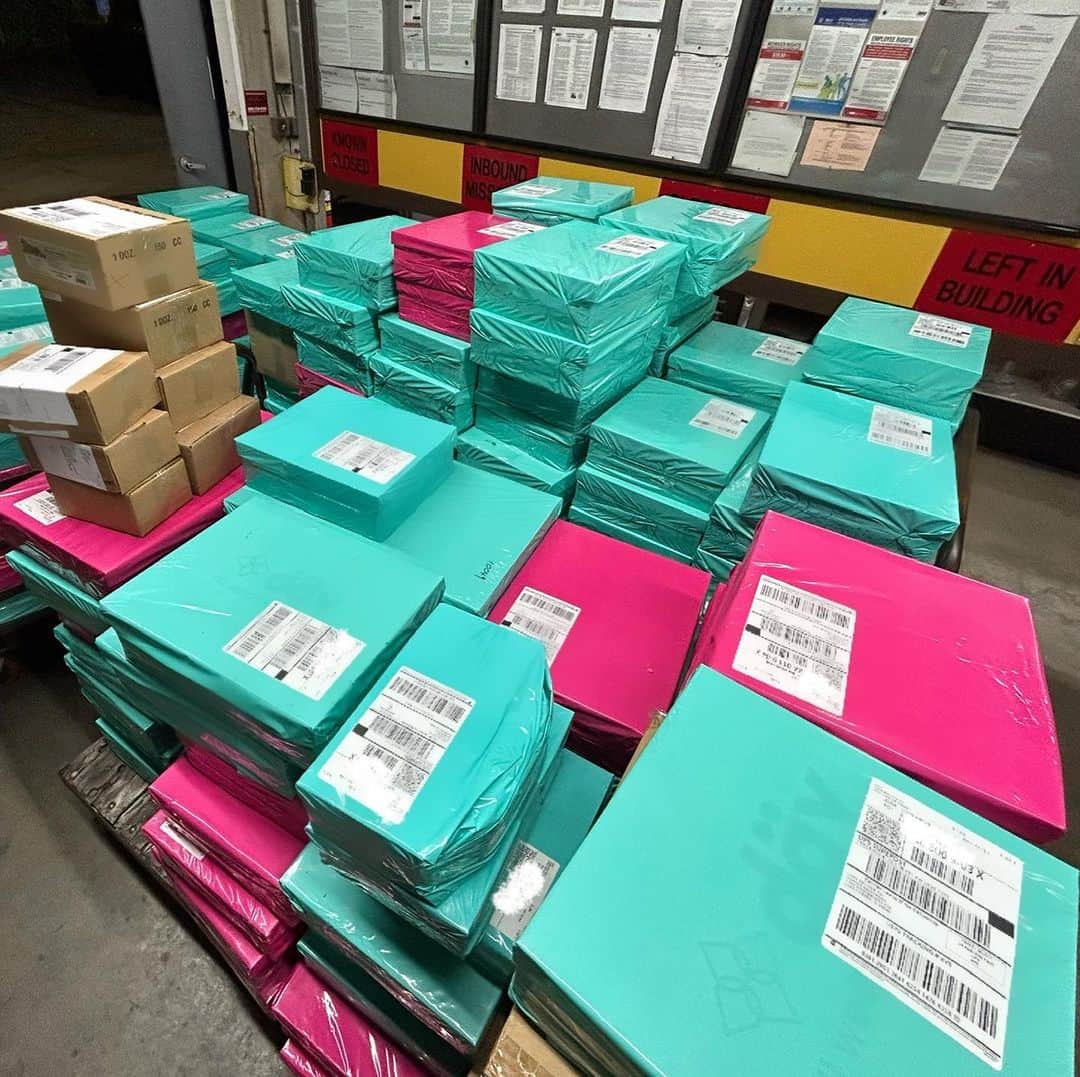 ダブのインスタグラム：「Shipments from Bobbie's Bests for the @todayshow @ups waiting to hit the road! Thanks everyone for being patient! We have another huge shipment tonight! Thank you for supporting #small-business #hodaandjenna」