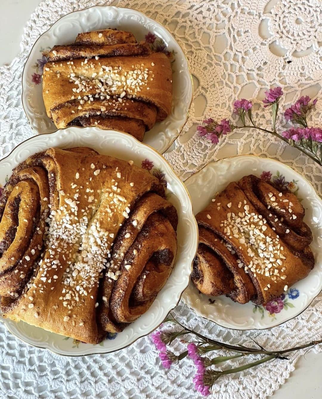 フィンランド政府観光局のインスタグラム：「🥧今日はフィンランドのシナモンロールの日！シナモンとカルダモンの香りがたまらないシナモンロール korvapuusti（コルヴァプースティ）は、コーヒーのお供に最高で、やみつきになります！ ． 📸 @kahvilakariranta Kiitos! 🙏 #visitfinland #ourfinland #visitfinlandjp #finland #北欧旅行 #travelgram #フィンランド #フィンランド政府観光局 #北欧 #travel #instatravel #travel #travelgram #travelling #traveler #旅したくなるフォト #旅行 #旅 #海外旅行 #travelphotography #旅行大好き #旅行好き #旅スタグラム #旅好き #ヨーロッパ旅行 #旅に出たい #トラベル #シナモンロール #シナモンロールの日」