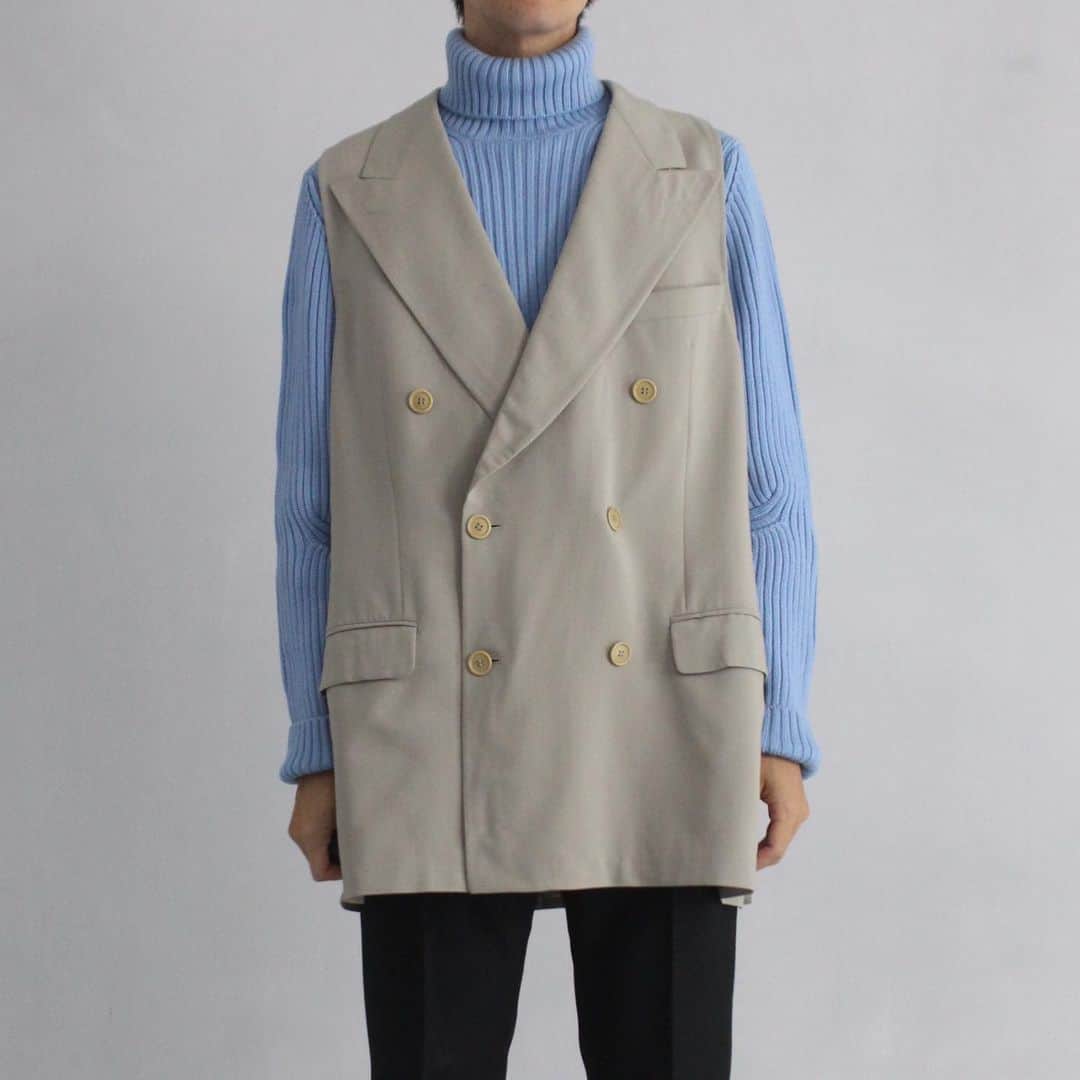 SANKAKUのインスタグラム：「. 1990s Luxury brand tailored vest 着用モデル:174cm - - - - - 圧倒的な生地の説得力と明るいベージュ テーラードベストという自由自在なアイテム。 これは，かっこいい！ - - - - -  高円寺OTSUで15年培った経験を活かし、新形態でより都会的でクリーンなアイテムを提案致します。1点,1点をセレクトとし、古き良き物を現代に落とし込む高感度な古着屋です。  "OTSU TOKYO"ならではの洗練されたアイテムをたっぷりご用意しております。メンズ,レディース,幅広い年齢層に楽しんで頂けるお店になってるかと思います。 是非ご来店お待ちしております☺︎  - - - - - #古着屋 #下北沢 #デザイナーズ古着」
