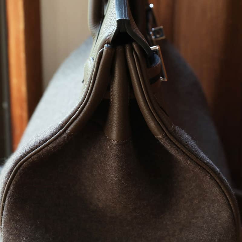 UOMOさんのインスタグラム写真 - (UOMOInstagram)「【エルメス、30の小物。】DAY 30 「HAUT A COURROIES」  エルメス初のバッグとして有名な《オータクロア》。鞍と乗馬用ブーツを収納するためにデザインされたこのバッグは、収納性に優れながらエレガントなルックスが魅力で、バーキンの原型となった。新作は《オータクロア》40を、バーシティ・ジャケット風のディテールでスポーティにアレンジした。  シボ感があってやわらかいヴォー・トーゴのフラップに、ライニングなしのフェルト素材の本体。ストライプ柄のテキスタイル製ストラップにも遊び心が光る。80年代調のスポーティなムードを落とし込んだ軽やかさが、今のファッションにマッチする。大容量だから小旅行バッグとしても申し分なし。縦36×横40×マチ23cm。  バッグ￥2,332,000／エルメス（エルメスジャポン）  #エルメス30の小物 #エルメス #Hermès #uomo #uomo_magazine #webuomo」10月4日 15時00分 - uomo_magazine