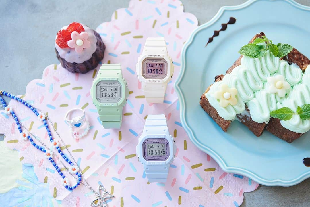 CASIO BABY-G Japan Officialのインスタグラム：「コンパクトなサイズが人気のBGD-565SCシリーズ✨  推し活にも使えそうな 淡いワントーンの色合いがかわいい😊  推しの記念日やイベントに 是非推しカラーの時計を身に着けてみて💚💗💙  －－－－－－－－－－  green ⌚️BGD-565SC-3JF　￥10,450 *tax included  white ⌚️BGD-565SC-4JF　￥10,450 *tax included  blue ⌚️BGD-565SC-2JF　￥10,450 *tax included  －－－－－－－－－－  BABY-Gのアカウントでは他にも カラフルな商品を随時発信中📱✨  プロフィールから他の投稿もチェックして お気に入りを見つけてね💖 👉@babyg_jp  #casio #babyg #baby_g #babyg_jp #watch  #カシオ #ベイビージー #babygコーデ #時計 #腕時計 #GSHOCK #G_SHOCK #jkの日常 #カフェ巡り #韓国雑貨 #お菓子作り #お菓子づくり #ケーキ #お菓子 #マイルーム #推し色 #推し活 #ビーズアクセサリー #ビーズネックレス #ビーズリング #置き画 #秋コーデ #bga565」