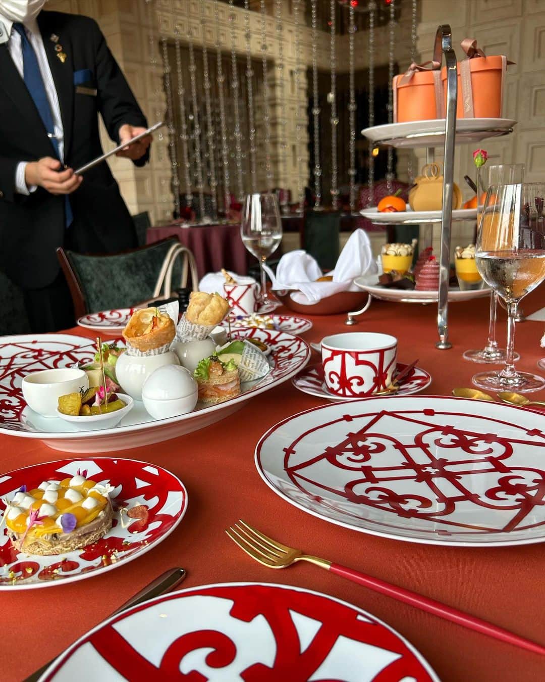 黒澤詩音さんのインスタグラム写真 - (黒澤詩音Instagram)「#食欲の秋  #HERMES の食器を楽しめるアフタヌーンティー🫖  テーブルウェアが好きなので、美しい食器をみると気分が高揚します。  1番上のオレンジボックス🍊はチョコレートで出来ていました。芸が細かい🍫  #アフタヌーンティー #おやつ」10月4日 14時55分 - shionkurosawa_official