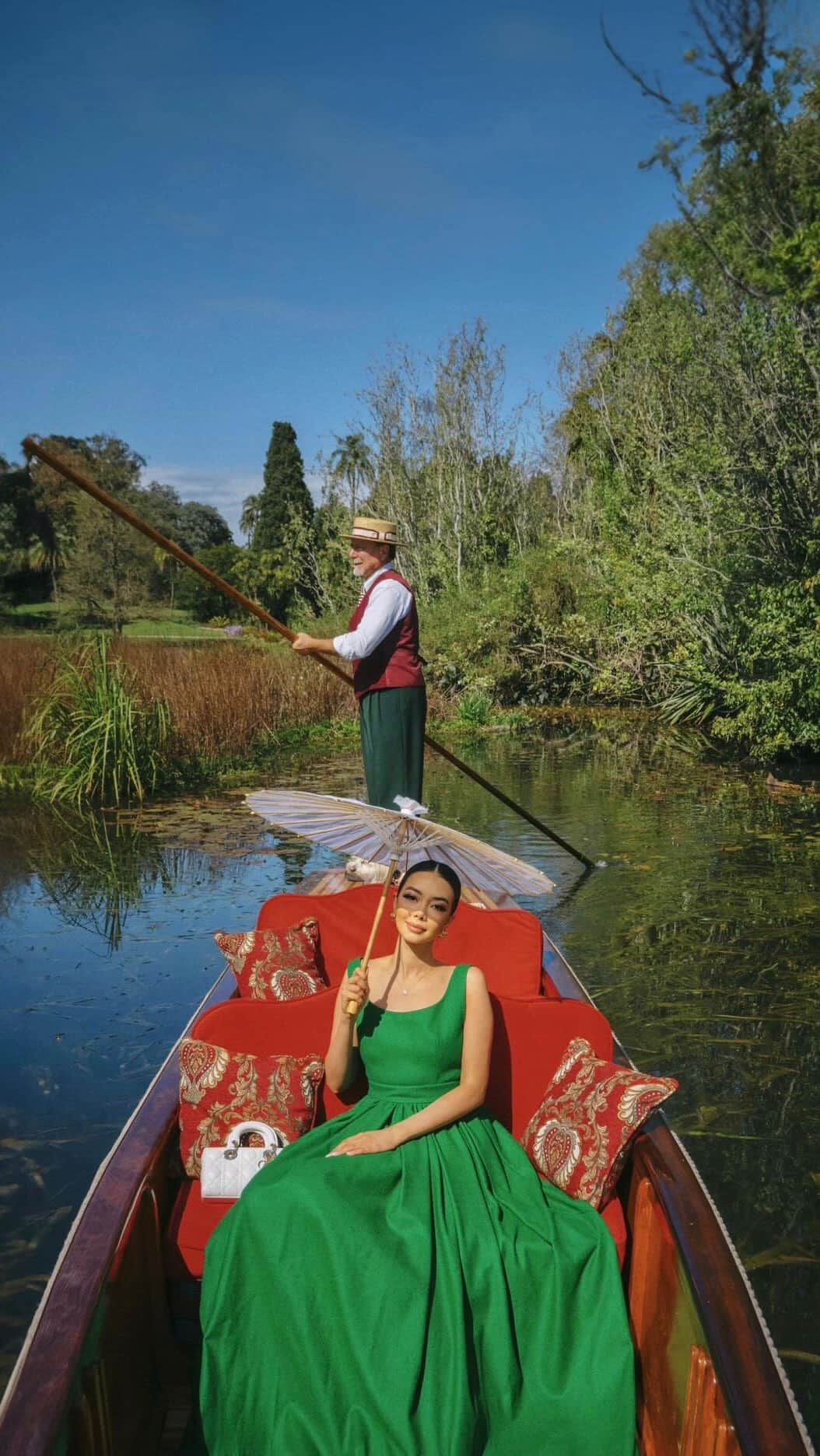 タラ・ミルクティーのインスタグラム：「Romanticising Melbourne 💌 @taramilktea shows off eight dreamy experiences you can have around our beautiful city:   📍Hop on board @puntingonthelake @royalbotanicgardensvic ☀️ 📍Dine @reine.larue and experience breathtaking architecture and cuisine ✨ 📍Explore The Conservatory at Fitzroy Gardens 🌸 📍Satisfy your sweet tooth with the dessert cart @societyrestaurant 🍰 📍Stay @lemeridienmelbourne and dine at @dollymelbourne 🍽️ 📍Immerse yourself in Melbourne theatre @moulinmusicalau 🎭 📍Try the chocolate covered strawberries @theterracebotanicgardens 🍓 📍Experience the rooftop dome tour @royalexhibitionbuilding 🏛️  #Melbourne #VisitMelbourne #PaidPartnership」