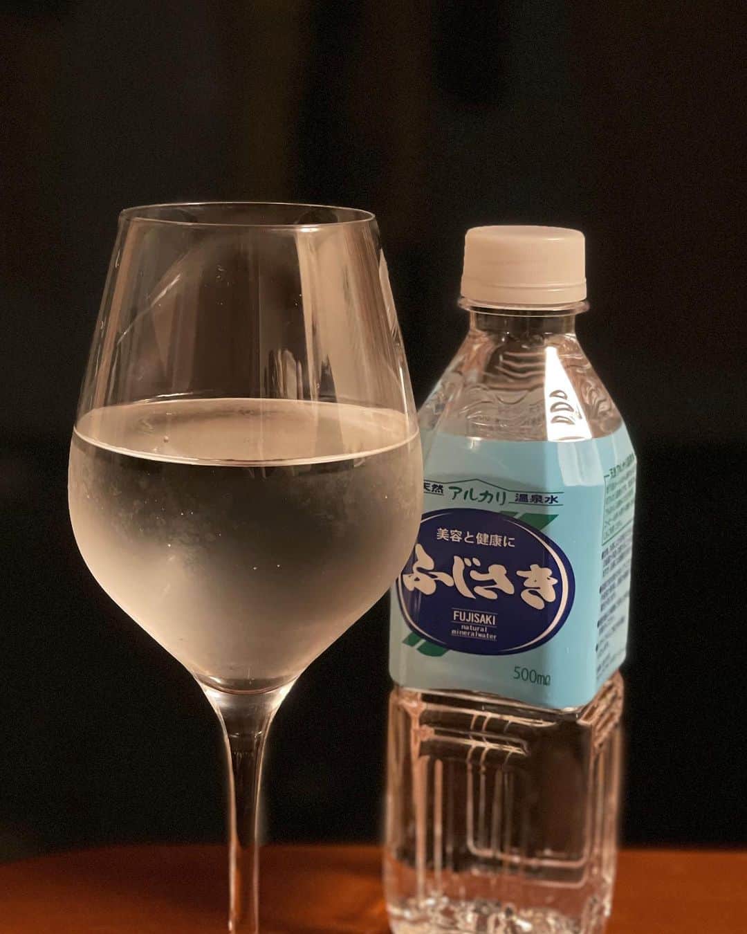 武井玲奈さんのインスタグラム写真 - (武井玲奈Instagram)「妊娠時、病院で 羊水がすごく綺麗って 毎回褒められて嬉しかったんやけど 特になにもしてないし むしろめっちゃ食べてたから  完全、水の影響だった！︎👍🏻 ̖́-  硬度が水道水よりも低い 4mgだからめっちゃ飲みやすいから 1日2L自発的にゴクゴク飲んでたし  水の分子が普通のお水より小さいから 飲む化粧水って言われてて ミネラルも豊富で吸収率もよい  とにかく飲みやすい！！！！  今は授乳で飲んだものがそのまま 息子にも伝わるから 口にするものは特に気をつけてる😌  それのおかげか、息子は未だに 風邪も熱もひいたことがなく 健康に育ってくれてる🥰🥰🥰  そのうち離乳食もはじまるから このお水つかって作っていこうかな💓  #授乳 #お水 #妊娠中の食事  #軟水 #妊娠中のお水 #授乳中 #温泉水 #妊娠中 #マタニティライフ」10月4日 15時08分 - takeirena