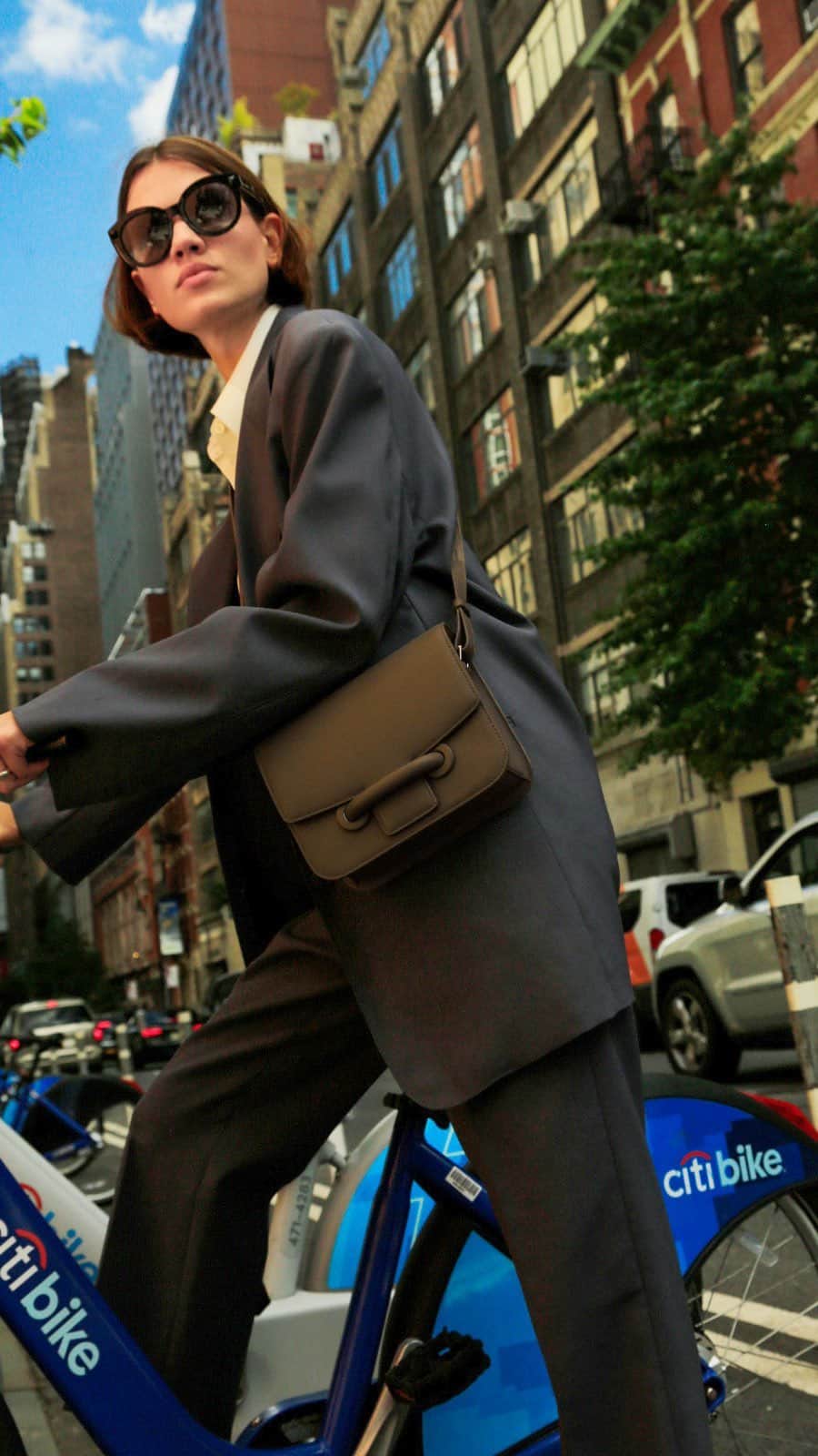 のインスタグラム：「【Square shoulder bag : City Mini】  以前展開していたCityシリーズの中間サイズとして再登場した人気のショルダーバッグCity Mini。 内側はマイクロファイバースウェードで中の物を見やすく、バッグ自体も軽く、よりしっかりとした造りに。 クロスボディをしても、ストラップを短めにして肩がけしてもポイントになります。  #vasic #vasicjapan #citymini #ヴァジックジャパン #ヴァジック #aw23 #shoulderbag #レザーバッグ #vasicnews」
