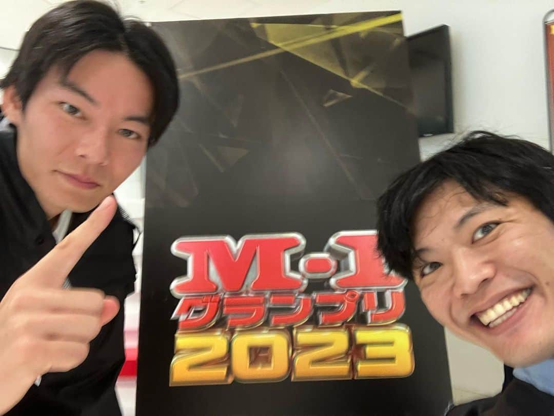 村民代表南川のインスタグラム：「23/10/4(水)「M-1グランプリ 1回戦」でした。  #ヒガ2000 さんとのユニット「ネオTOKYO」で正統派メジャーリーグ漫才を⚾️  しっかりバットに当てた感触こそありましたが、コルクバットを振り回してはいます。 退場or安打扱い、どちらになるかは審判の判断次第です…！  今年もありがとうございました！ #村民代表南川」