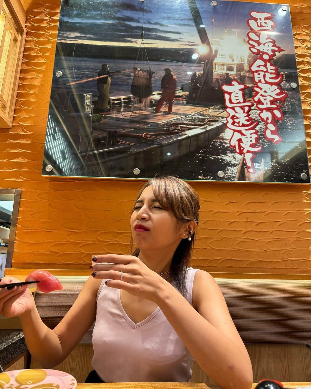 堀口ミイナさんのインスタグラム写真 - (堀口ミイナInstagram)「とにかくどこでもいいからコナシ旅行✈️🚄に行きたい！ということで、旅名人セリーさんに付き合ってもらった。  どこでもいいと言いつつ、ずっと行ったことがなかった金沢へ。「金沢、ふつうに都会だよ？いいの？ワシがもう一度行きたいと思ってる激うまスパニッシュに行くならいいけど🥘あともりもり鮨🍣」と呟くのは旅名人かつ、そういえば食通でもあるセリーさん。いざ1泊2日の金沢旅へ。  千代田線で二重橋前に向かうも、時刻は9時台。つまりラッシュ！乗車率800%のなかにもみくちゃになってると、「おー！すでに非日常やん！エンジョイ！👍」とセリーさん。  金沢はたしかに都会！でもコンパクトで便利そうな街の中にいきなり武家屋敷跡があったり茶屋街が２つもあったり、鮮魚市場があったり、おしゃれなコーヒーショップはもちろん、美味しいものも沢山あってびっくり。ふつうに都会だけどふつうに非日常！外国人観光客も多い。全然時間足りなかった⌛️  近江市場とひがし茶屋街を練り歩き、香林坊にあるホテル、香林居にチェックインすると、さっそくサウナ🧖‍♀️へ。ディナー前に入り、翌朝も入る我々。  これがまた、、いまいちサウナにハマりきれてない私が、かなり整う！！ことが！！できたのです！！友達とくっちゃべってることで、10分間サウナに居続けられることができたし、ピアプレッシャーで水風呂にも入れた😂そして外気浴も、気温20ー25度くらいと、金沢ときたら、朝晩ともに気温が最高。  東京でもたまにサウナはいるかな〜🧖‍♀️ 外気浴気持ち良す。なんならGWフィンランド🇫🇮にするとか言い出す始末(単純すぎる)  そんなわけで、普通に楽しい食い倒れ旅行だったんだけど、整ったことをきっかけに、サウナー🧖‍♀️への0.5歩を踏み出した旅となりました。  やはり旅は色んな刺激で自分が変化するので楽しいし、定期的に行きたいなと思ったのでした。  そしていない間の子守ミッションをコンプリートしてくれた豪くん、ありがとう！！きみはヒーローだ🦸❤️」10月4日 15時10分 - mina_mina_miiina