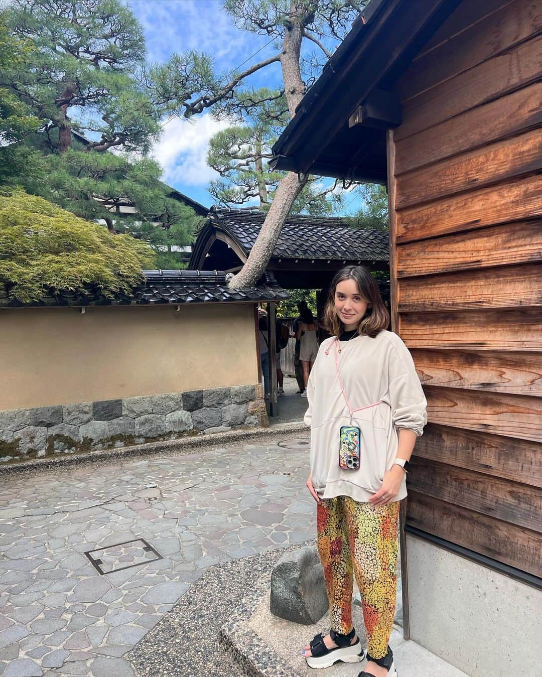 堀口ミイナさんのインスタグラム写真 - (堀口ミイナInstagram)「とにかくどこでもいいからコナシ旅行✈️🚄に行きたい！ということで、旅名人セリーさんに付き合ってもらった。  どこでもいいと言いつつ、ずっと行ったことがなかった金沢へ。「金沢、ふつうに都会だよ？いいの？ワシがもう一度行きたいと思ってる激うまスパニッシュに行くならいいけど🥘あともりもり鮨🍣」と呟くのは旅名人かつ、そういえば食通でもあるセリーさん。いざ1泊2日の金沢旅へ。  千代田線で二重橋前に向かうも、時刻は9時台。つまりラッシュ！乗車率800%のなかにもみくちゃになってると、「おー！すでに非日常やん！エンジョイ！👍」とセリーさん。  金沢はたしかに都会！でもコンパクトで便利そうな街の中にいきなり武家屋敷跡があったり茶屋街が２つもあったり、鮮魚市場があったり、おしゃれなコーヒーショップはもちろん、美味しいものも沢山あってびっくり。ふつうに都会だけどふつうに非日常！外国人観光客も多い。全然時間足りなかった⌛️  近江市場とひがし茶屋街を練り歩き、香林坊にあるホテル、香林居にチェックインすると、さっそくサウナ🧖‍♀️へ。ディナー前に入り、翌朝も入る我々。  これがまた、、いまいちサウナにハマりきれてない私が、かなり整う！！ことが！！できたのです！！友達とくっちゃべってることで、10分間サウナに居続けられることができたし、ピアプレッシャーで水風呂にも入れた😂そして外気浴も、気温20ー25度くらいと、金沢ときたら、朝晩ともに気温が最高。  東京でもたまにサウナはいるかな〜🧖‍♀️ 外気浴気持ち良す。なんならGWフィンランド🇫🇮にするとか言い出す始末(単純すぎる)  そんなわけで、普通に楽しい食い倒れ旅行だったんだけど、整ったことをきっかけに、サウナー🧖‍♀️への0.5歩を踏み出した旅となりました。  やはり旅は色んな刺激で自分が変化するので楽しいし、定期的に行きたいなと思ったのでした。  そしていない間の子守ミッションをコンプリートしてくれた豪くん、ありがとう！！きみはヒーローだ🦸❤️」10月4日 15時10分 - mina_mina_miiina