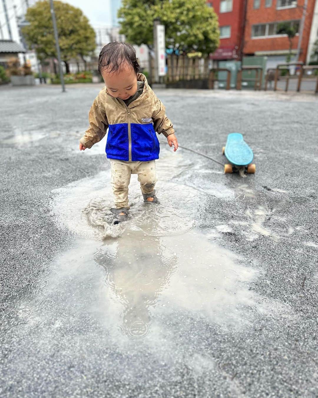 徳重杏奈のインスタグラム：「☔️ 雨の日の公園も 「ふれあいの家ーおばちゃんち」のプレイワーカーの皆さんのおかげで児童センターくらいの感覚で遊びに行ける🙈」