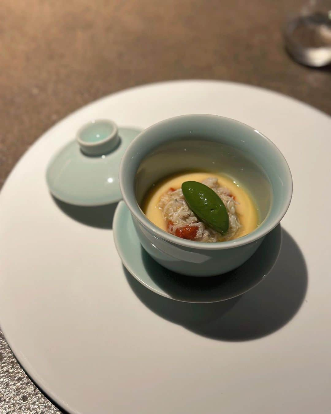 璇璇さんのインスタグラム写真 - (璇璇Instagram)「Logy初訪  Logy 23’ summer menu  因為香妹今年回台一陣子， 終於有人可以和我一起四處吃吃喝喝， 解鎖一些原本很想去但沒人陪的餐廳， （溫昂是只愛吃蚵仔麵線的人🤣）  這次香妹訂的Logy， 整個餐廳氛圍是比較暗調的， 開放式廚房離我們的座位區滿近， 可以很近距離看廚師們料理， 初訪Logy對整體印象滿好的， 而且很快就注意到香妹是左撇子！ 馬上幫她把餐具水杯酒杯放在她慣用位置～  因為主廚是日本人的關係， 我覺得口味上有許多和風元素， 吃起來很有溫度不會都冷冷的， 而且有海膽就很開心哈哈～ 這次吃到的是夏季菜單很喜歡！ 已經很期待下一季的變化了😋  是說， 我跟香妹真的都是台灣胃， 吃完依舊很想要回家再來碗熱湯麵， 雖然很飽但才不會空虛🤣  #taiwan #taipei #foodie #XXTWFOOD  #XUAN台北 #FoodXuan」10月4日 15時14分 - xuanxuantw