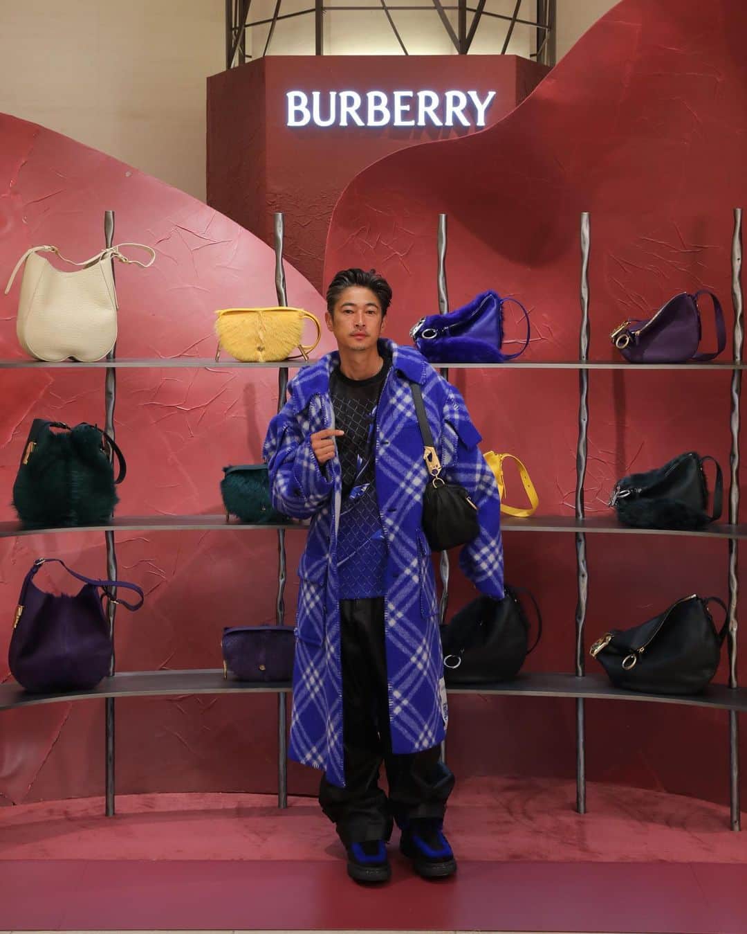 窪塚洋介のインスタグラム：「BURBERRY  Winter 2023 Runway Collection POP-UP 場所：阪急うめだ本店 1階 コトコトステージ11 期間：2023年10月17日(火)まで  @burberry ダニエル・リーのファーストコレクションとなったバーバリー2023年秋冬コレクションのポップアップストア開催中  ”イングリッシュローズ”からインスピレーションを受けた、芸術と建築が融合する洗練されたポップアップストアで、エクスクルーシブなコレクションをぜひ🙌  #Burberry  #PR」