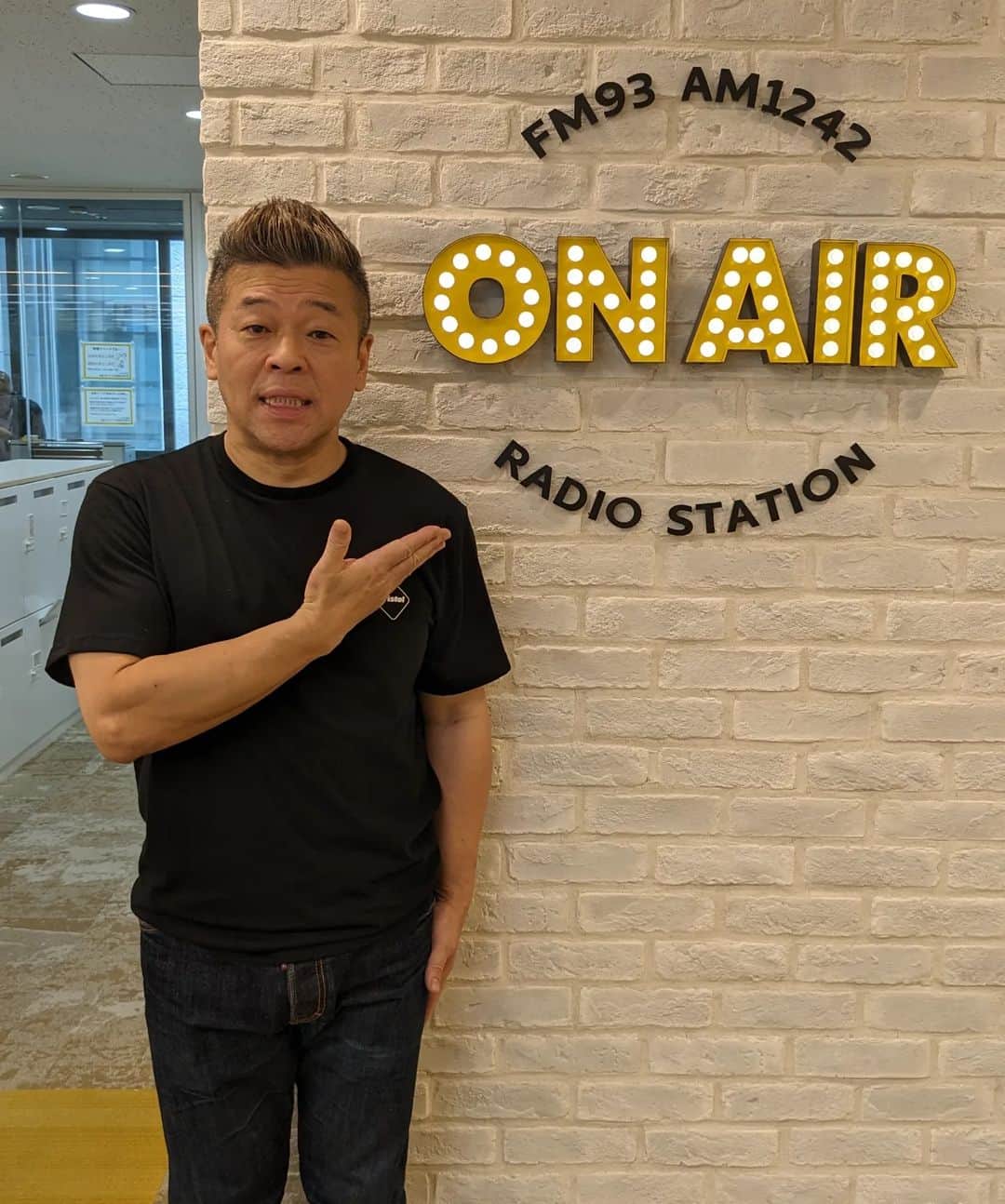 古賀シュウのインスタグラム：「ニッポン放送 ナイツ ザ·ラジオショー 出させて頂きました！ オープニングネタは はなわさんのリクエストでなぎら健壱さんで DA PUMPのUSAをやらせて頂きました^⁠_⁠^ ありがとうございました✨  #ナイツザラジオショー」