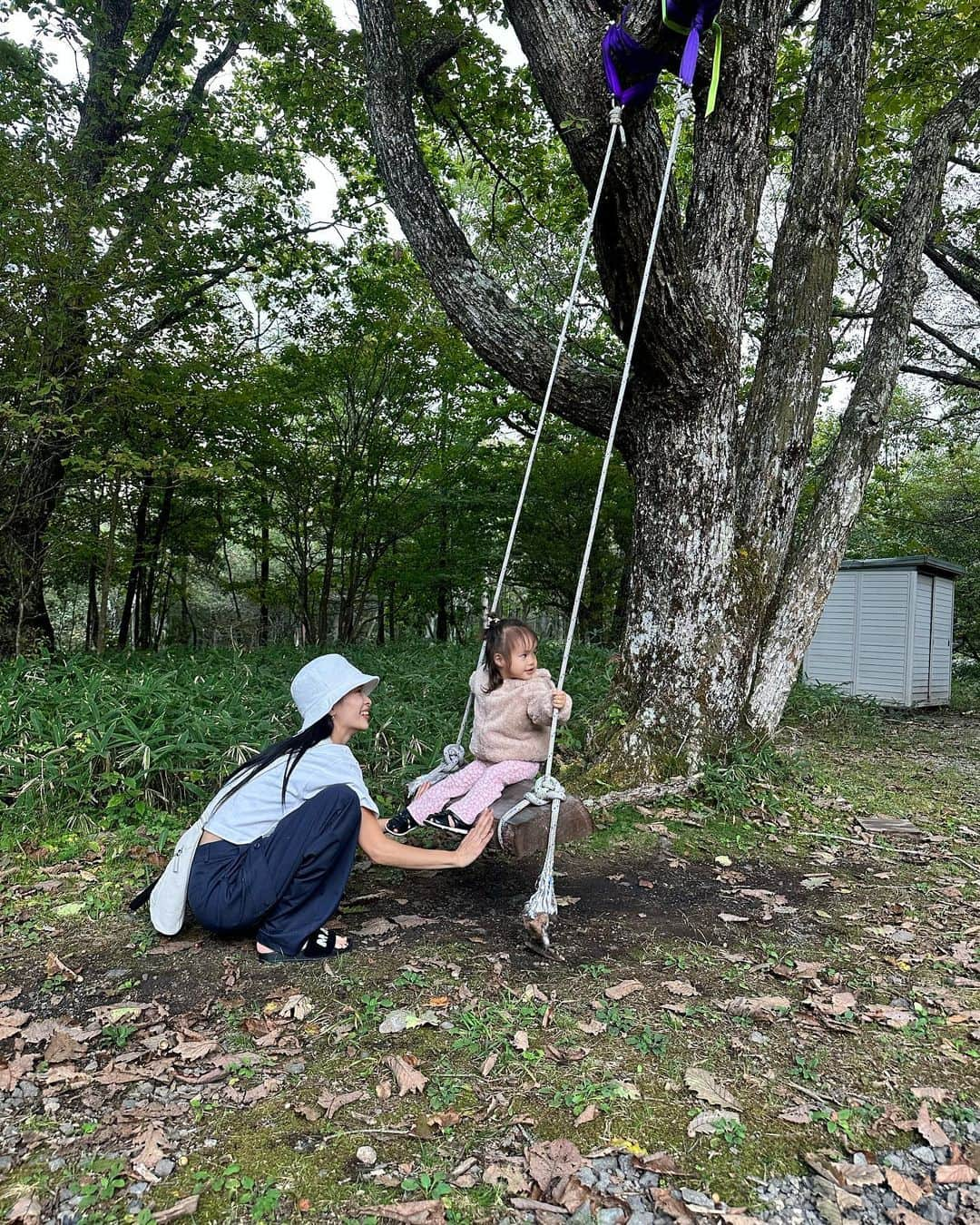 尾崎紗代子さんのインスタグラム写真 - (尾崎紗代子Instagram)「. 週末は近場へ家族旅行。 @bubresort_yatsugatake という 子連れにとっては最強の神宿。 100%また行くと思う。 一日中子供達がワクワクするアクティビティがあって ここのホテルから1歩も出なくても ディズニー並に楽しんでいた☺️❤️ スタッフの方々が全力で子供達と遊んでくれるのが 超魅力的。 もう絶対いく。絶対絶対いく。 なんなら毎週行きたいわい。  #momlife #mommylife #mommy  #育児 #ママライフ  #6歳 #4歳 #２歳 #motherof3 #motherhood  #family #familyphoto  #3人育児  #3児のママ #3児ママ  #familytime  #5人家族 #familyphotograhy #familyfirst #familytrip」10月4日 19時00分 - osayo_osayo