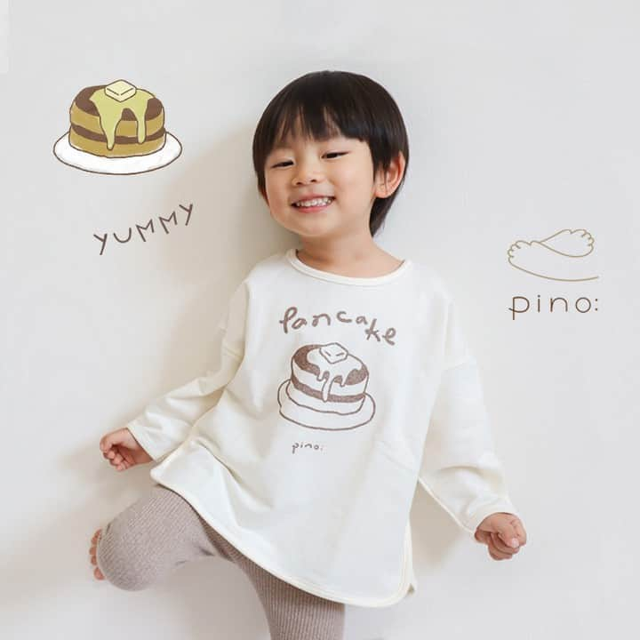 こども達をラブリーにさせる韓国子供服ですー☀のインスタグラム：「. . ☑pino: food illust mtm size 80-120㎝ color 2colors/3patterns 　　　　  　　　　 お腹にパンケーキ、 ドーナツ、ポップコーンと 美味しそうなイラストが かわいい当店オリジナルの mtmです🍿🍩🍴 　　　　  去年からず～っと在庫切らしていて やっと入ってきました🤭 たくさんのリクエスト ありがとうございます🙇‍♀️ 　　　　  今回は生地だったりデザインだったり 少しリニューアルしました。 生地は前回より厚みのある 裏毛素材(미니쭈리)を 使ってるので少し肉厚になっています。 首回りも前より詰めているので下着が 見えないのでだらしない感じは 改善できたと思います。  カラーですが、モデル君たちが着用している アイボリーは今回間に合わず入荷できていません。 今月中旬ごろには入る予定なのでもう少し待っていただけたら嬉しいです😊  　　　　 model @so_mama0702 98㎝ 14㎏ ivoryM　　　　　 　　　　　 @miya_086  84㎝ 11㎏　 ivoryXS (小さめです、Sおすすめです)  Thank you so much♡ 　　　　 　　　　 　　　　  #韓国子供服 #韓国こども服 #マリンキャッスル #トレーナー #スウェット #長袖 #맨투맨 #mtm #pino: #韓国ベビー服 #秋コーデ #キッズ #保育園着 #ベビー服 #23AW #韓国ファッション #marinecastlewear #お出かけ着 #pino: #ピノコロン #買ってよかった #マリンキャッスルコーデ」