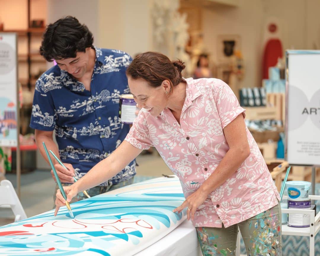 DFS & T Galleriaさんのインスタグラム写真 - (DFS & T GalleriaInstagram)「DFS Waikiki offers an unforgettable shopping experience while also uplifting community initiatives 🌺 ​  For the reopening, DFS Waikiki partnered with @nakamakai to upcycle more than 70 locally sourced surfboards into store displays for the launch period. These will then be donated to the youth programs of Nā Kama Kai, a local non-profit organization teaching ocean safety, conservation and stewardship.​  DFS U.S. stores are also selling Maui Strong t-shirts, with all proceeds benefiting communities affected by the Maui fires. Find out more at DFS.com now.  #DFSOfficial #DFSHawaii #DFSWaikiki​ #AlohaWeAreBack #TheNewWaveofLuxury​ #Hawaii #Waikiki」10月4日 15時30分 - dfsofficial