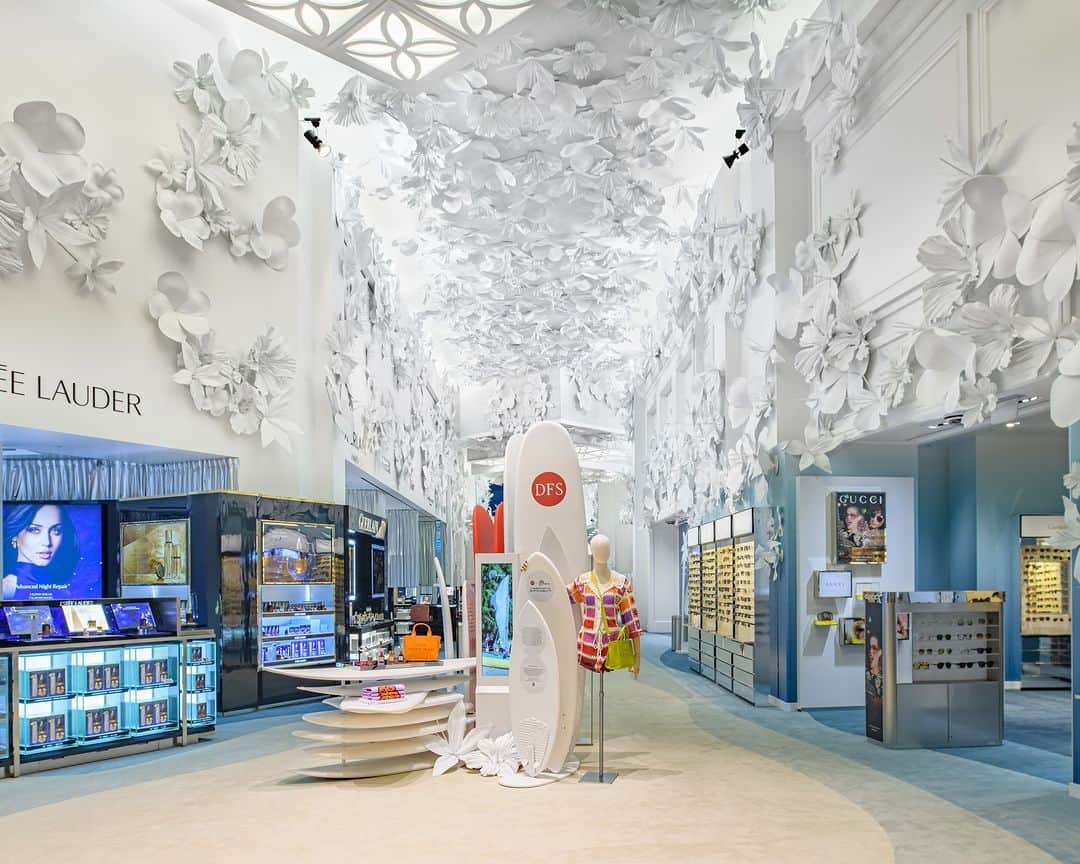 DFS & T Galleriaさんのインスタグラム写真 - (DFS & T GalleriaInstagram)「DFS Waikiki offers an unforgettable shopping experience while also uplifting community initiatives 🌺 ​  For the reopening, DFS Waikiki partnered with @nakamakai to upcycle more than 70 locally sourced surfboards into store displays for the launch period. These will then be donated to the youth programs of Nā Kama Kai, a local non-profit organization teaching ocean safety, conservation and stewardship.​  DFS U.S. stores are also selling Maui Strong t-shirts, with all proceeds benefiting communities affected by the Maui fires. Find out more at DFS.com now.  #DFSOfficial #DFSHawaii #DFSWaikiki​ #AlohaWeAreBack #TheNewWaveofLuxury​ #Hawaii #Waikiki」10月4日 15時30分 - dfsofficial