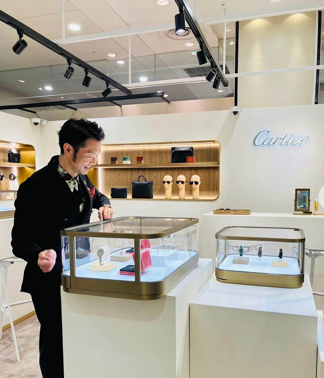 大抜卓人のインスタグラム：「#cartier   シルバーウィークに 特番をさせていただきました。  少し前に お世話になっている先輩と ご飯に行った時に 「タンク」ウォッチの話になり 数ヶ月後に 今回の番組を担当することに！  財務大臣に「これは運命なんだ」と力説しましたが ため息の返事が。  試着して思いましたが さすが腕時計のはじまり。 ピタッと腕に吸い付くような フォルムと美しさ。  期間限定のブティックは かなりプレミアな ラインナップで 心躍ります。」