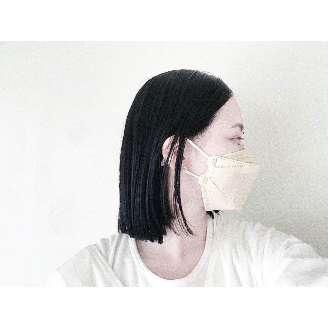 ito no otoのインスタグラム：「𓆇 ..  new hair  3年半ぶりに ヘアドネーション。  年齢的に 今回は最後かもしれない、と 切るまで寂しさでいっぱいだったけど  微力ですが、 またどこか誰かの 力になれたなら幸いです。  3年半 ありがとう。  またね  -- #ヘアスタイル#hair#ボブ#ヘアドネーション」