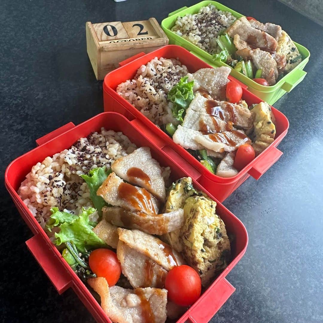 のインスタグラム：「【豚のムニエル風弁当】 10月になりました。 1日は日曜日のため次女のみおにぎり。 （詳細はブログ参照https://ameblo.jp/yasuyo0308/entry-12822707748.html） 明けて2日月曜日、冷蔵庫にあるもので速攻10分弁当。  ■豚肉のムニエル風 生姜焼き用の豚肉の薄切り肉に食べ応えをプラスしたい！ ①豚薄切り肉に塩コショウ小麦粉をまぶす ②熱したフライパンにマヨネーズ少々。溶けた油で豚肉をこんがり焼く ③お好みソースをかけて完成  男子好みの食べ応え増し増しのおかずで、男子チームにも大好評。  ■小松菜のゴマラー油和え ■ネギごま卵焼き ■ゆかりon the １００%玄米 ■レタス＆ミニトマト  十分で十分美味しい。 今月も弁当作り頑張りましょう。  ＃10月もよろしくお願いします  ＃走り続ける岡本家 ＃5人の子育てママウンサー ＃岡本安代 ＃okkamotto弁当 ＃11月26日日曜日サンエールかごしま ＃グレイテスト母さん ＃チケット受付中です https://greatestkasan1126.peatix.com/」