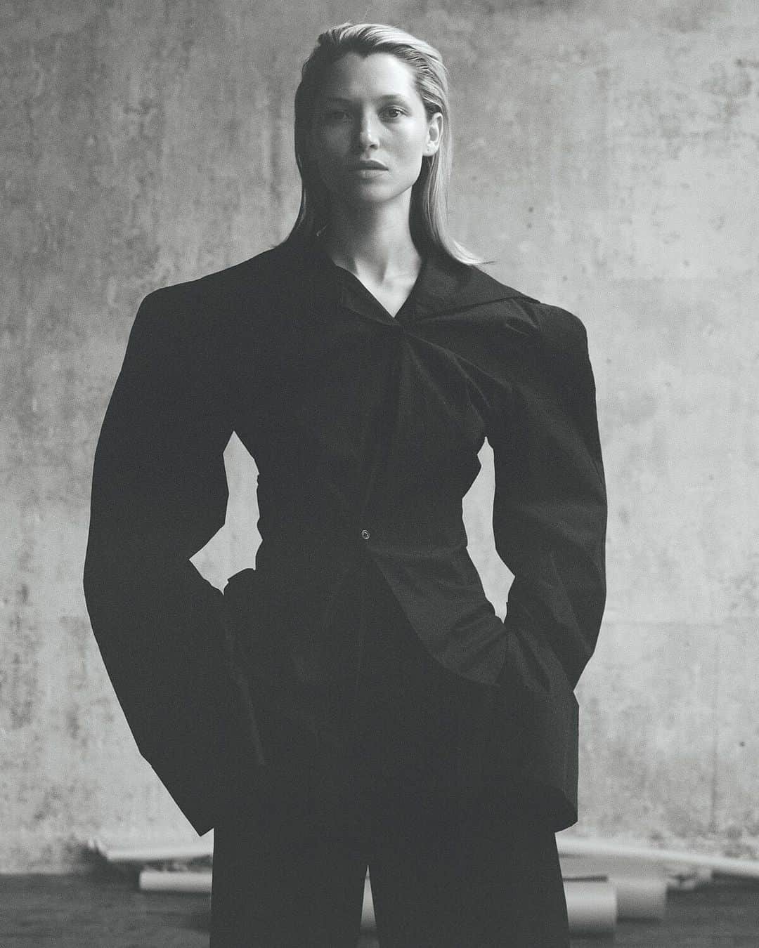 IMG Modelsさんのインスタグラム写真 - (IMG ModelsInstagram)「Honesty. 🕯️ #HanaJirickova stars in the new #VoguePoland. 📷 @annadaki 👗 @kasiamioduska ✂️ @deki_kazue_hair 💄 @tizianaraimondo #IMGmodels」10月5日 0時00分 - imgmodels