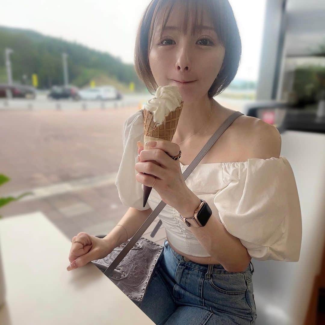 駒井まちのインスタグラム：「SAで食べるソフトクリームが一番美味しい説🍦🍦🍦」