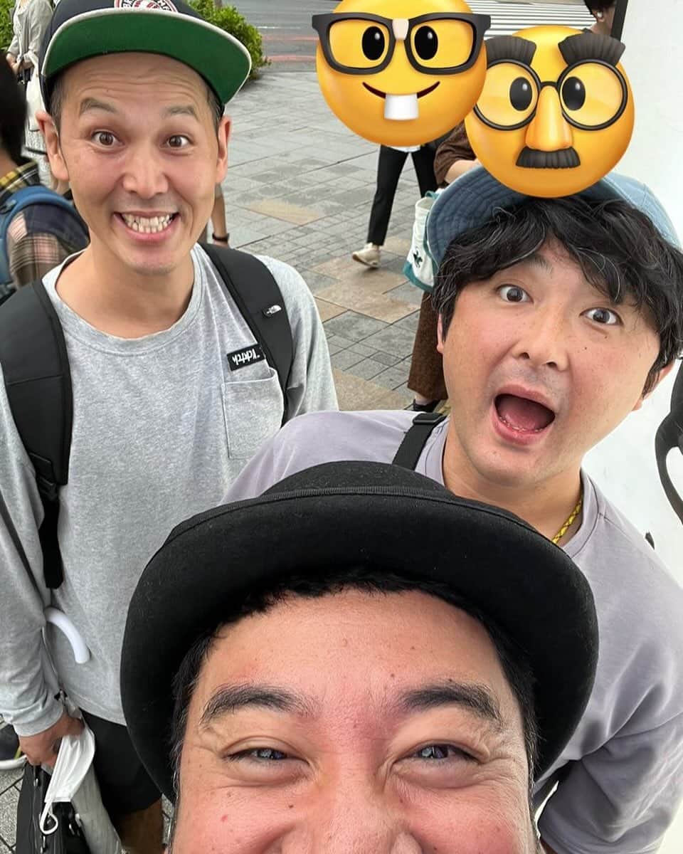 与座よしあきのインスタグラム：「[何でも一緒に考えるやってます！] 今日はミリオンズさんのネタを考える！でした！なんか2人に合った面白いネタできたんじゃなーーい！！ちょー良い感じだと思います！早くライブの反応が知りたいーーー！！皆さまぜひライブでご確認下さい！！」