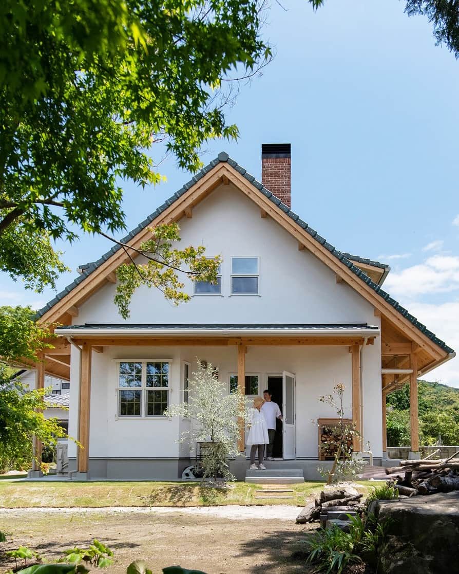 家づくりの本ふくおか・さがのインスタグラム：「.  愛すべき家族の物語を 綴る舞台。 －－－－－－－－－－ 未来工房 @miraikohboh －－－－－－－－－－  緑豊かな敷地の一角に建てられた家のイメージの土台となったのは『赤毛のアン』の原題としても知られるグリーンケイブルズ。  グリーンの屋根の軒に守られた玄関。ワインレッドのドアも屋根の色と好相性。庭が一番きれいに見える位置に出窓を設置。淡い水色の窓枠が優しい印象で、家族のお気に入りのコーナーに。 リビング・キッチン・ダイニング・和室がゆるやかにつながるLDKは、それぞれの機能を活かした過ごしやすい設計。玄関のアプローチはレンガ敷き。時間の経過とともにエイジング感がでるのも楽しみ。薪ストーブ用の薪保管棚はご主人がDIY。  ［未来工房］と一緒に、暮らしをイメージしながらわが家の夢をカタチに。『家で過ごす時間が楽しい。そう思える幸せがここに』。  －－－－－－－－－－－－－－－－－－－－ 詳しくは現在販売中の 【家づくりの本 ふくおか・さが 2023夏号 No.60】でご覧ください。 　 【ご購入はこちらから】 https://fukunavi.stores.jp/items/64a245946cb14b002b73ceb2 －－－－－－－－－－－－－－－－－－－－ 　 ■未来工房　久留米本社／展示場 福岡県久留米市津福本町731 TEL：0942-32-4612 HP：https://www.mirai-kohboh.co.jp/　 //////////////////////// 　 【家づくりの本】 → @iedukuri.fukuoka  　 【フクオカリノベ】 → @fukuoka_renovation  　 　 #家づくりの本 #シティ情報ふくおか  #マイホーム #暮らしを楽しむ  #新築 #戸建て #注文住宅  #家づくり  #福岡 #福岡新築 #福岡家づくり  #家づくりのヒント #暮らしのヒント  #かっこいい家 #お洒落な家 #自然素材の家  #インテリア #インテリアデザイン  #住まい #暮らし #家 #住まいづくり  #工務店　#施工事例 #未来工房　#未来工房の家」