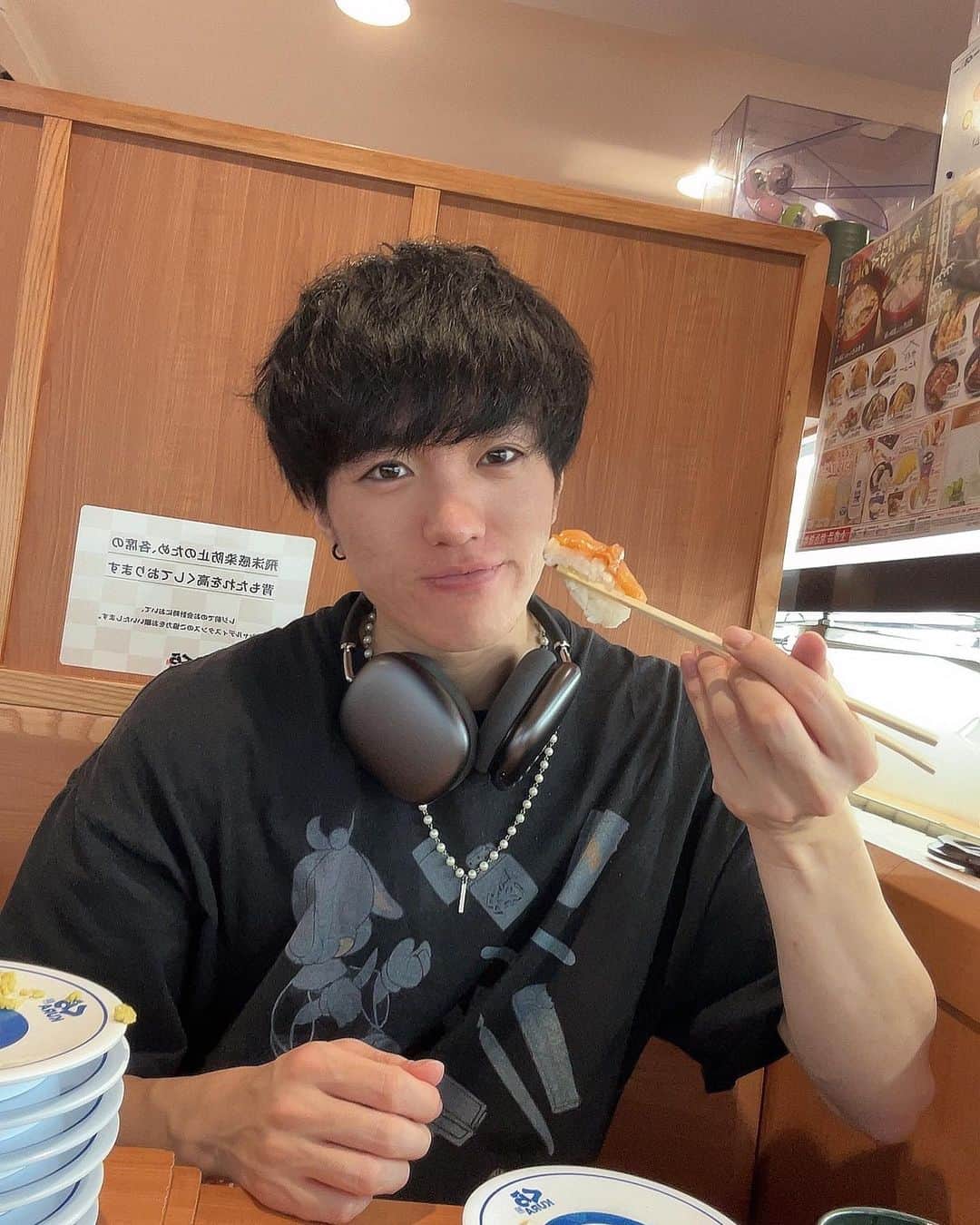 太郎あげあげのインスタグラム：「寿司行きたい！っていうメンバーを置いて寿司に行くカスです　#カス」
