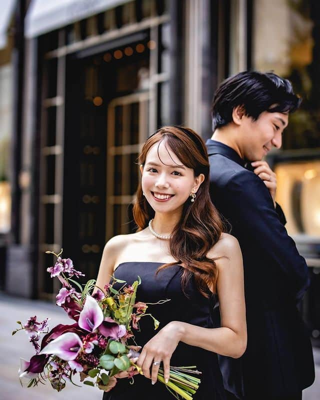 プレ花嫁の結婚式準備サイト farny 【ファーニー】さんのインスタグラム写真 - (プレ花嫁の結婚式準備サイト farny 【ファーニー】Instagram)「@farny_weddingをフォローして #プラコレ #美花嫁図鑑 を付けて投稿してください⡱ . ‥‥‥‥‥‥‥‥‥‥‥‥‥‥ Today's wedding photo from... @wd.ak.ak さん⚐* . ブラックで統一されたお二人のコーディネートがおしゃれ❤︎  ブラックコーデはシックで大人っぽい雰囲気を 演出してくれますよね✨  おしゃれな丸の内での前撮りにぴったりなコーディネートです🪞 . ‥‥‥‥‥‥‥‥‥‥‥‥‥‥ . \\花嫁ライター募集中// @farny_wedding のDMに ”farny花嫁ライター希望”とお送りください✈︎✉︎ . \\花嫁アプリ // プロのアドバイザーに結婚式の相談を何度でも ウェディングドレスの記事や、 自分のウェディングレポを残せちゃう♡” . >>>TOPのURLからcheck ⋈ @placole_dressy >>>結婚のご相談は プラコレウェディングアドバイザーへ♡ @wedding_adviser >>>ウェディングレポを残したいなら、 farny by プラコレをcheck ✎ @farny_wedding >>>ウェディングアイデア＆DIYは ドレシーアイデアcheck ❁ @dressy_idea >>>素敵なドレスに出会いたい花嫁さま♡ @dressyonline_をcheck >>>お洒落で可愛いパパママ婚やフォトは @dressy.baby をcheck ∴ >>>鎌倉にOPEN”お花とドレスと紅茶のカフェ” @dressyroom_teaをcheck𓌉𓇋 >>>名古屋にOPEN”ウェディング体験型カフェ @dressycafe_nagoya をcheck𓌉𓇋 . ‥‥‥‥‥‥‥‥‥‥‥‥‥‥  #一度きりの人生一度は魔法にかけられて #結婚準備 #結婚式 #結婚式場 #当日レポ #撮影指示書 #weddingtbt #weddingdress #ウェディングドレス #ウェディングフォト #ブライダルフェア #farnyレポ #美花嫁図鑑 #mydress #大人可愛い #花嫁コーデ #花嫁コーディネート　#ブラックドレス #丸の内前撮り #前撮り」10月4日 16時00分 - farny_wedding