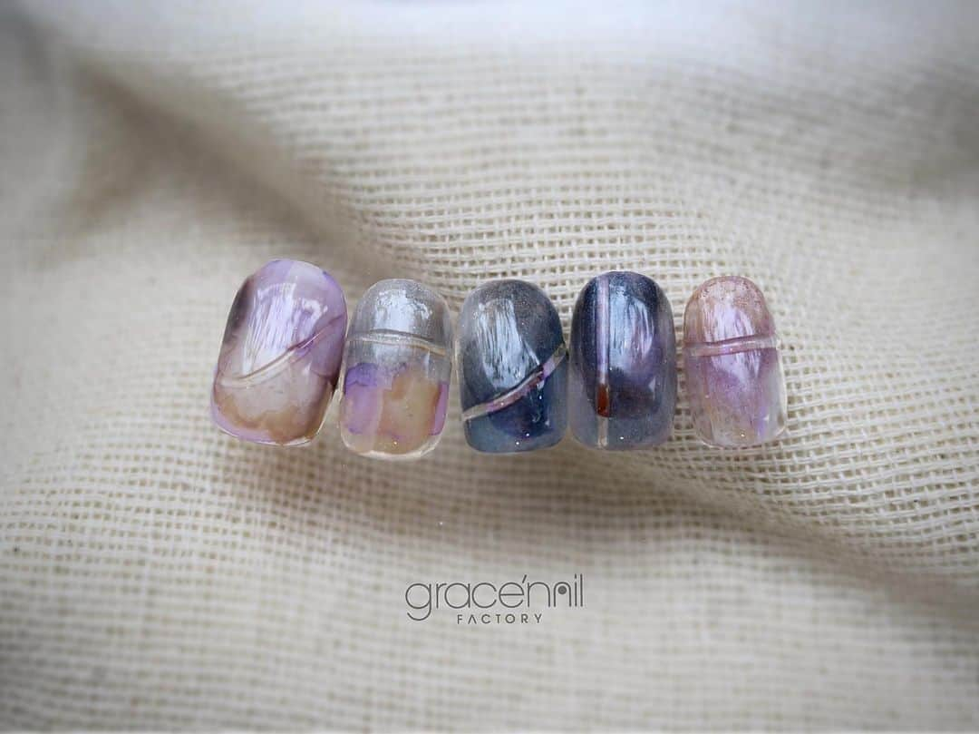 gracenailfactoryさんのインスタグラム写真 - (gracenailfactoryInstagram)「new  midnight🌕🌖🌑🌙  @gracenailfactory_haruka   ______________________ 《grace'nail factoryのこだわり》  ✔︎design policy ネイルは一番身近な芸術 お客様の満足、感動、好奇心を満たす、オリジナルアートのクリエイションにつとめております  ✔︎育爪policy お爪本来の力を育つよう 丁寧なケア、爪質改善のためのアプローチを行なっています  ・アセトン不使用（当店オフの場合」 ・フィルイン ・ウォーターケア付き ・お爪周りの角質ケア  お爪の健康を大切にしていきたい方 、爪質改善を求めている方、ジェルネイルの持ちを良くしたい方に 喜ばれています  ✔︎おもてなしpolicy お客様が【ここへ来たら元気になれる】と喜んでいただけるような〝心〟ある空間づくりを大切にしています  ✔︎エシカルへの取り組み 人への影響だけではなく、地球環境に配慮した良質な商材選びにこだわっています  ——  @gracenailfactory   大阪市西区南堀江1-21-9 南堀江ビル2階  ☞堀江公園のすぐそば ☞レンガ色の入り口  定休日/木曜日 平日10:00-18:30（最終受付） 土日祝11:00-18:30（最終受付）  #堀江ネイル　#マグネットネイル大阪 #大阪ネイルサロン #ウォーターケアのあるサロン  #育爪ネイルサロン  #フィルイン大阪 #個性派ネイル大阪 #カジュアルネイル大阪 #南堀江ネイルサロン #堀江ネイル #ニュアンスネイル大阪  #フットネイル大阪 #インクアート大阪  #ミラーネイル #大人カジュアルネイル #ネイリスト採用大阪 #巻き爪ケア大阪 #네일 #泡ネイル #バブルネイル #ネイリスト求人大阪 #秋ネイル #nail」10月4日 16時00分 - gracenailfactory