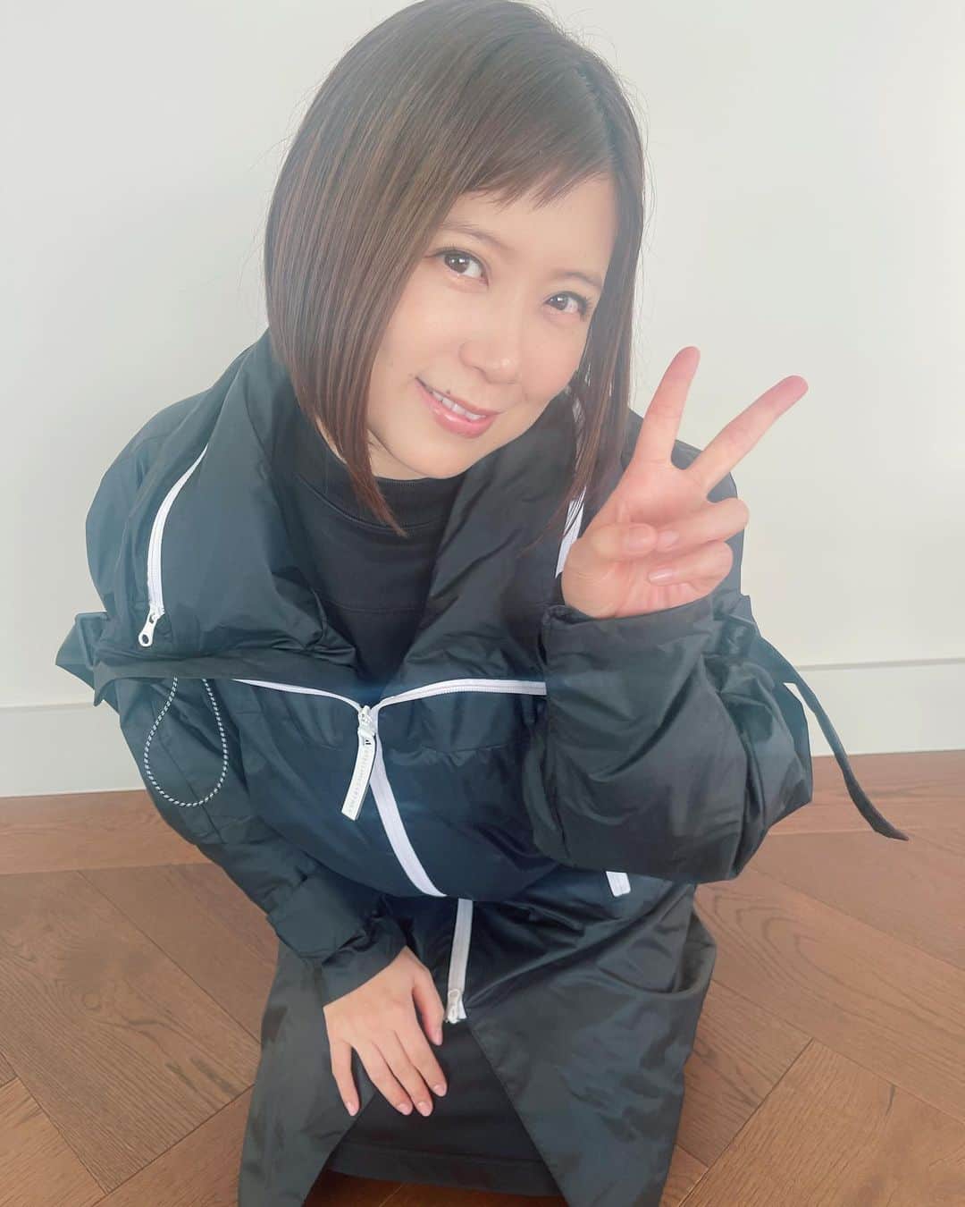 絢香のインスタグラム：「次女が「ママとってあげる」と📷 上手になったねー👏  できることが増えて 一気におねえちゃんになってきた🥹  娘の背に合わせて正座。笑  光でほわぁーっとなったけど いい写真😊」