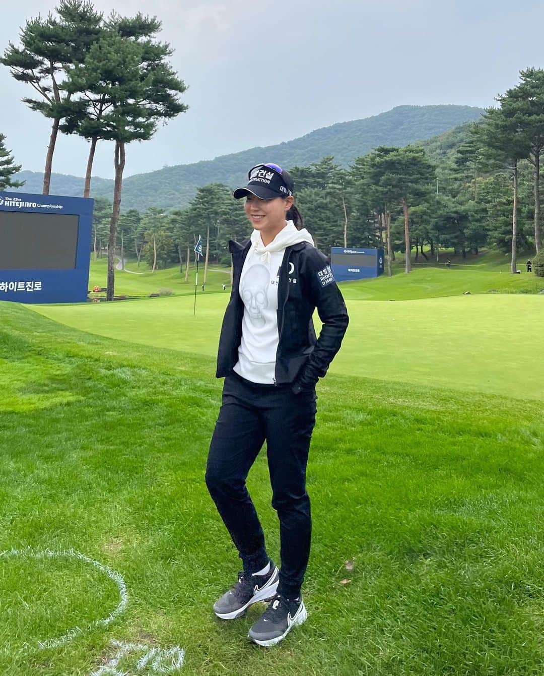 イ・ソミのインスタグラム：「. 어메이징크리🖤🤍 @amazingcre_official  . . . #골프웨어 #golf #klpga」