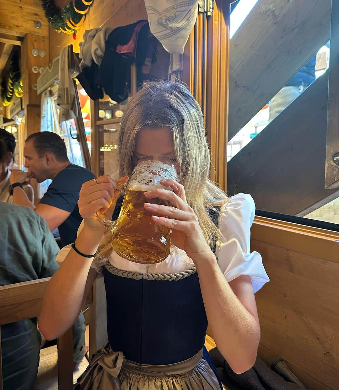 トニ・ガーンのインスタグラム：「Came to Munich to recover from fashionweek.. didn’t exactly work but had a blast and it was delicious 🥨Also tried my first beer ever.. liked it (till I saw they sold wine, slide 2) 🍺  Thank you @roomers.munich for the hospitality」