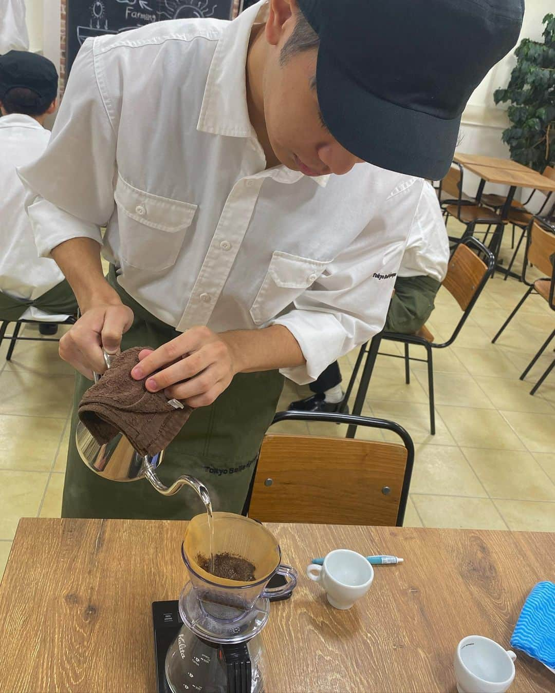 東京ベルエポック製菓調理専門学校のインスタグラム：「☕️カフェビジネス科🫖  カフェビジネス科1年生は ドリップコーヒーとカフェラテの淹れ方を復習しました！  #東京ベルエポック製菓調理専門学校 #専門学校 #カフェ #カフェビジネス #カフェビジネス科 #カフェ好きと繋がりたい #東京 #西葛西 #江戸川区 #コーヒー」