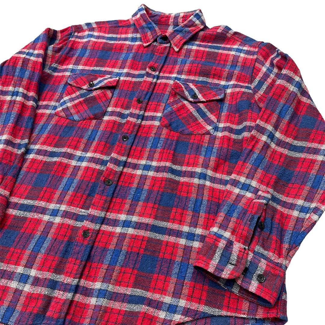 ジャムルさんのインスタグラム写真 - (ジャムルInstagram)「REDxBLUEチェック ネルシャツ ¥6200+tax(6820) . パキッとした赤と青のチェックが90年代の裏原感があってめちゃくちゃ可愛い！ ベビーネルまでいかないですが、綿100で少し厚手のネル。 ガバッと羽織れる大きなサイズ感も◎  袖のボタンが2箇所割れています。全体的に使用感はありますが、まだまだ着ていただけるコンディションです。 .  WEB SHOPに入荷しております。 是非ご覧ください。 jammru.com  #お問い合わせはお電話で承ります #jammru #大阪古着屋#心斎橋古着屋#usedmix #ネルシャツ #osaka  #fashion  #streetstyle  #streetfashion  #vtg  #vintage  #used  #usedclothing  #古着 #古着屋 #ファッション #70s #80s #90s」10月4日 15時58分 - jammru