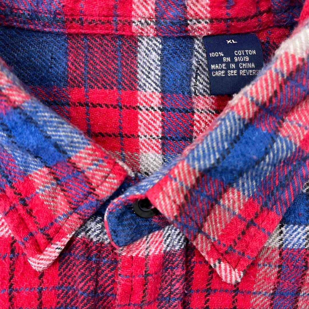 ジャムルさんのインスタグラム写真 - (ジャムルInstagram)「REDxBLUEチェック ネルシャツ ¥6200+tax(6820) . パキッとした赤と青のチェックが90年代の裏原感があってめちゃくちゃ可愛い！ ベビーネルまでいかないですが、綿100で少し厚手のネル。 ガバッと羽織れる大きなサイズ感も◎  袖のボタンが2箇所割れています。全体的に使用感はありますが、まだまだ着ていただけるコンディションです。 .  WEB SHOPに入荷しております。 是非ご覧ください。 jammru.com  #お問い合わせはお電話で承ります #jammru #大阪古着屋#心斎橋古着屋#usedmix #ネルシャツ #osaka  #fashion  #streetstyle  #streetfashion  #vtg  #vintage  #used  #usedclothing  #古着 #古着屋 #ファッション #70s #80s #90s」10月4日 15時58分 - jammru