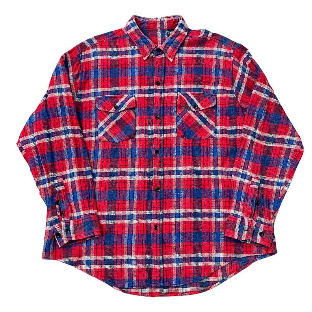 ジャムルのインスタグラム：「REDxBLUEチェック ネルシャツ ¥6200+tax(6820) . パキッとした赤と青のチェックが90年代の裏原感があってめちゃくちゃ可愛い！ ベビーネルまでいかないですが、綿100で少し厚手のネル。 ガバッと羽織れる大きなサイズ感も◎  袖のボタンが2箇所割れています。全体的に使用感はありますが、まだまだ着ていただけるコンディションです。 .  WEB SHOPに入荷しております。 是非ご覧ください。 jammru.com  #お問い合わせはお電話で承ります #jammru #大阪古着屋#心斎橋古着屋#usedmix #ネルシャツ #osaka  #fashion  #streetstyle  #streetfashion  #vtg  #vintage  #used  #usedclothing  #古着 #古着屋 #ファッション #70s #80s #90s」