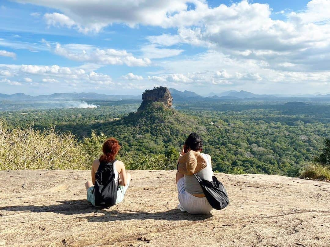 関根祥子のインスタグラム：「スリランカ🇱🇰  コロンボ、キャンディの市場や寺院など観光も少し行ったけど…  行けてよかったなーって場所はこのピドゥランガラ⛰️  ゆったりした旅だったので人が多そうなシーギリアロックは登りませんでした☺️ でもシーギリアを同じ目線で拝めるピドゥランガラへ…  最高に楽しかった！！ 岩の階段からはじまり最後は岩をよじ登ってました。  道順は岩に→がかいてあるからわかるけど…これいけるの？って感じのとこ何ヶ所かあってそれも楽しかったです😍 自然とみんなでら助け合いながら登ったり…  岩の壁をよじ登った先にこの景色が…圧巻だったなー。本当感動だった😭何時間でもいれたなー、、、♡  あー最高に気持ちいい場所でした！！！  ✴︎感動🥺中 ✴︎登る前には寺院にお参り ✴︎柄が素晴らしい虫の交尾 ✴︎石の階段 ✴︎険しくなってきた ✴︎分かりづらいけど岩を飛び移って渡ってく場所 ✴︎登頂の感動をテレビ電話でお伝え ✴︎ワンコ達がずーっと寝てた 寺院に住み着いてるノラ犬ちゃん達らしい…大人しいこ達だった ✴︎夕日の時間に ✴︎さて何に見える？  スリランカ旅の回想は今日でおーわり🌿 また旅に行けるように…がーんばろっ✨  #ピドゥランガラ  #スリランカ」