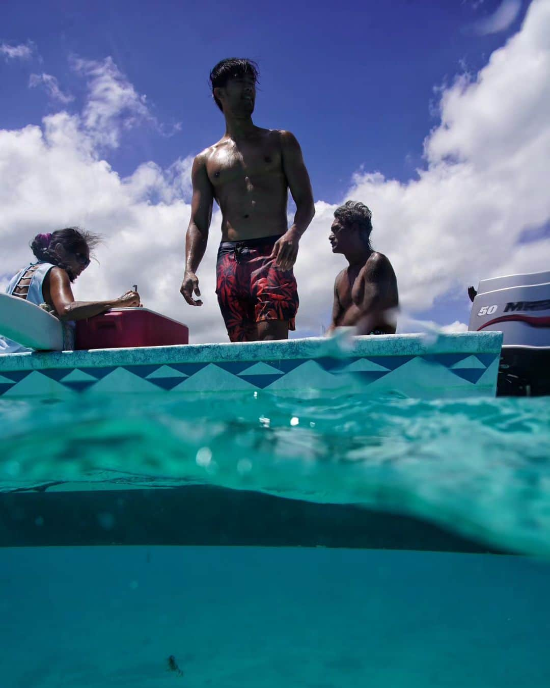 ティムさんのインスタグラム写真 - (ティムInstagram)「Close to the ocean is where I belong ! 🌊🦈🐠 📸 @mawmaiau . . . . #amazingmoorea #frenchpolynesia #moorea #tahiti #stingray #sharks #underwaterphotography #summerhappiness #family」10月4日 16時02分 - timmaiau