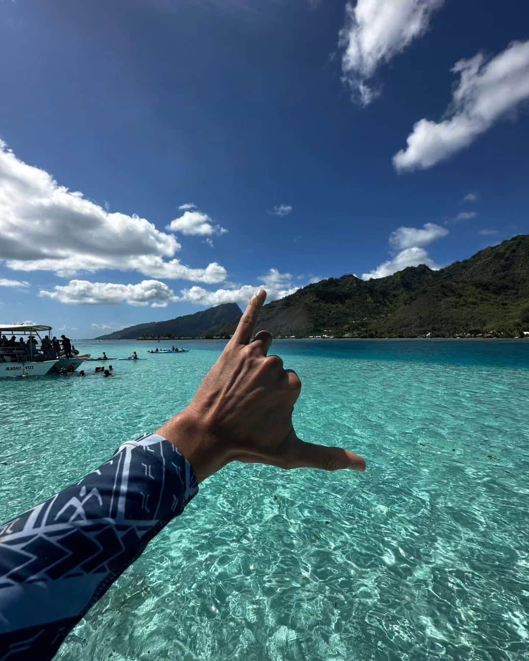 ティムさんのインスタグラム写真 - (ティムInstagram)「Close to the ocean is where I belong ! 🌊🦈🐠 📸 @mawmaiau . . . . #amazingmoorea #frenchpolynesia #moorea #tahiti #stingray #sharks #underwaterphotography #summerhappiness #family」10月4日 16時02分 - timmaiau