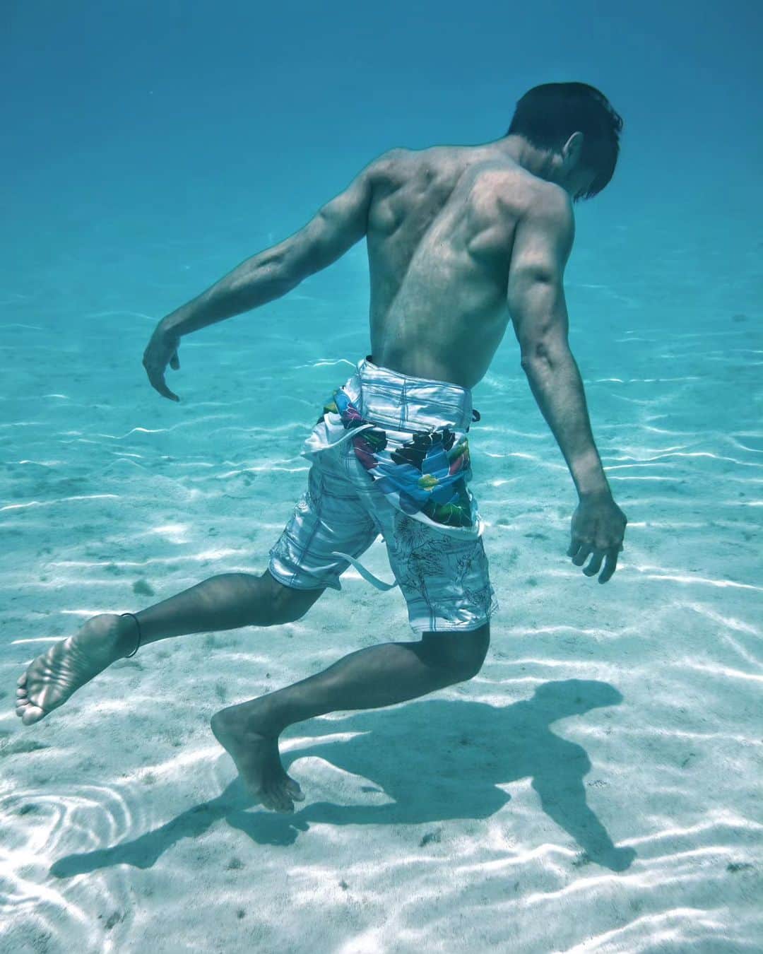 ティムさんのインスタグラム写真 - (ティムInstagram)「Close to the ocean is where I belong ! 🌊🦈🐠 📸 @mawmaiau . . . . #amazingmoorea #frenchpolynesia #moorea #tahiti #stingray #sharks #underwaterphotography #summerhappiness #family」10月4日 16時02分 - timmaiau